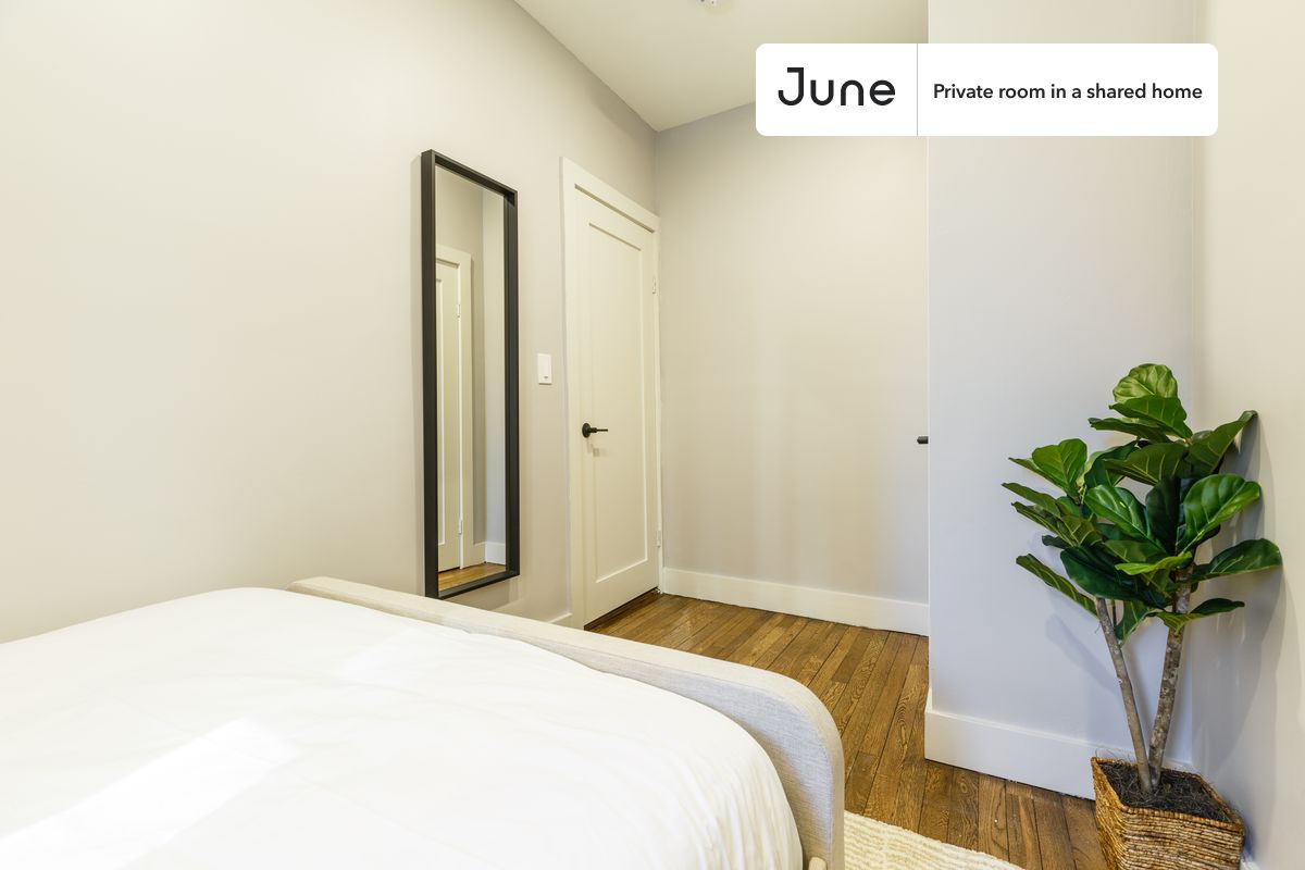 PLEASE NOTE: This is a private room in a shared apartment. You will have your own bedroom and shared common areas (kitchen, bathroom, etc.) with other residents.
Full bedroom in a 4 bedroom / 2 bathroom apartment!
Check out 3D tour now: https://jnhm.es/S2
This Full room in Morningside Heights is available on a 12 month lease or a flexible short term (31 to 364 days) lease. You pick your custom start and end date. Monthly rent rate is determined by furnishing preference, move-in date and move-out date. Speak to a June representative for recommendations on the best stay duration for the lowest rate, and learn more about this home on the June website: https://jnhm.es/Jh
Amenities of this home: Dishwasher, Furnished Common Areas, Wi-Fi - Paid separately (High-Speed), Guarantors Allowed, 32-inch Flat-Screen TV, Dining area, Laundry in home (free), Smart lock, Hardwood Flooring, Microwave, Oven, Refrigerator, also, this unit is conveniently located, several local parks, restaurants and bars are just minutes away.
About June Homes: Welcome to the easiest rental experience of your life. Rent furnished or unfurnished apartments on a 12 month lease or a flexible short term (31 to 364 days). As a resident, you’ll have access to 24/7 support and monthly cleanings of the home’s shared spaces. Sign up now to apply online for your next home with June: https://jnhm.es/sign-roomi
Brokers welcome! Contact us for more details.
Interested? Use this listing ID when speaking to June team: #324 D