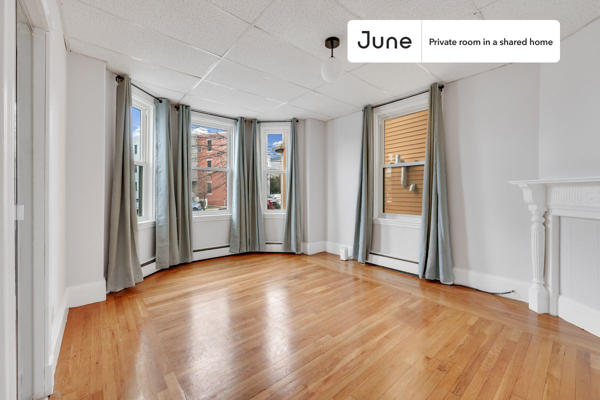 PLEASE NOTE: This is a private room in a shared apartment. You will have your own bedroom and shared common areas (kitchen, bathroom, etc.) with other residents.
Queen bedroom in a 3 bedroom / 1 bathroom apartment!
Check out 3D tour now: https://jnhm.es/ZB
This Queen room in JFK/UMass is available on a 12 month lease or a flexible short term (31 to 364 days) lease. You pick your custom start and end date. Monthly rent rate is determined by furnishing preference, move-in date and move-out date. Speak to a June representative for recommendations on the best stay duration for the lowest rate, and learn more about this home on the June website: https://jnhm.es/5QF
Amenities of this home: Dishwasher, Furnished Common Areas, Wi-Fi - Paid separately (High-Speed), Guarantors Allowed, Street parking - City permit required, Laundry in home (free), Balcony, Hardwood Flooring, Microwave, Oven, Refrigerator, also, this unit is conveniently located, several local parks, restaurants and bars are just minutes away.
About June Homes: Welcome to the easiest rental experience of your life. Rent furnished or unfurnished apartments on a 12 month lease or a flexible short term (31 to 364 days). As a resident, you’ll have access to 24/7 support and monthly cleanings of the home’s shared spaces. Sign up now to apply online for your next home with June: https://jnhm.es/sign-roomi
Brokers welcome! Contact us for more details.
Interested? Kindly note that the minimum stay duration would be 31 days.
Use this listing ID when speaking to June team: #886 A