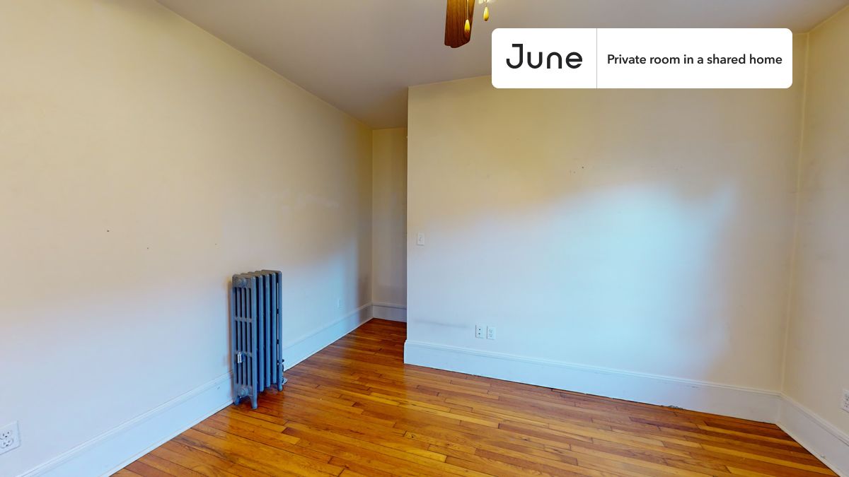 

Queen bedroom in a 3 bedroom / 1 bathroom apartment!

Check out 3D tour now:  https://jnhm.es/89j

This  Queen room in Brighton  is available on a flexible 1-18 month lease. Monthly rent rate is determined by furnishing preference, move-in date and move-out date. Speak to a June representative for recommendations on the best stay duration for the lowest rate, and learn more about this home on the June website:  https://jnhm.es/68c

Amenities of this home:   32-inch Flat-Screen TV,    Dishwasher,    Furnished Common Areas,    Wi-Fi - Paid separately (High-Speed),    Guarantors Allowed,          Laundry in home (free),    Hardwood Flooring,    Microwave,    Oven,    Refrigerator,   also, this unit is conveniently located, several local parks, restaurants and bars are just minutes away.

About June Homes: Welcome to the easiest rental experience of your life. Rent furnished or unfurnished apartments for 1 - 18 months, bypass hidden costs and broker fees and enjoy an easy move-in. As a resident, you’ll have access to 24/7 support and monthly cleanings of the home’s shared spaces. Sign up now to apply online for your next home with June: https://jnhm.es/sign-roomi

Interested? Kindly note that the minimum stay duration would be 31 days. 

Use this listing ID when speaking to June team:  #1237 C