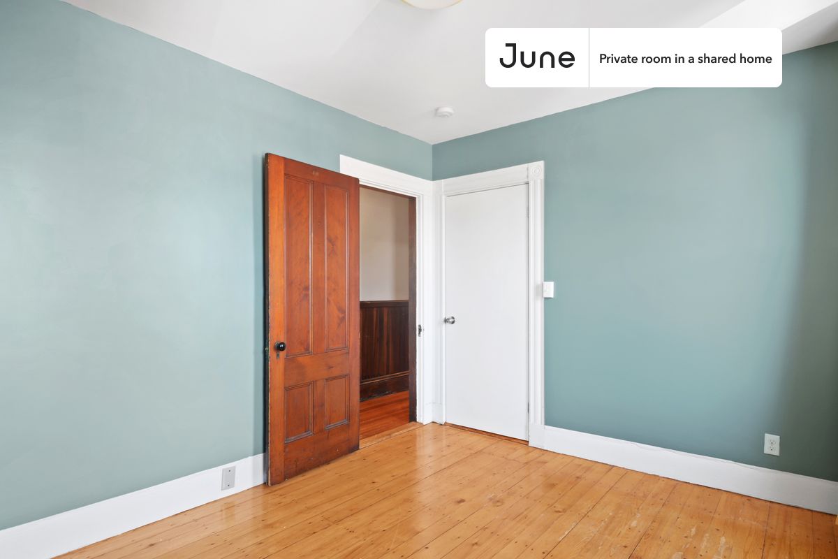 

PLEASE NOTE: This is a private room in a shared apartment. You will have your own bedroom and shared common areas (kitchen, bathroom, etc.) with other residents.

Queen bedroom in a 4 bedroom / 2 bathroom apartment!

Check out 3D tour now:  https://jnhm.es/89h

This  Queen room in Central Square (Cambridge)  is available on a 12 month lease or a flexible short term (31 to 364 days) lease. You pick your custom start and end date. Monthly rent rate is determined by furnishing preference, move-in date and move-out date. Speak to a June representative for recommendations on the best stay duration for the lowest rate, and learn more about this home on the June website:  https://jnhm.es/6cn

Amenities of this home:   Dishwasher,    Furnished Common Areas,    Wi-Fi - Paid separately (High-Speed),    Guarantors Allowed,       32-inch Flat-Screen TV,    Dining area,       Street parking - City permit required,    Laundry - Paid separately (in building),    Living area,    Hardwood Flooring,    Microwave,    Oven,    Refrigerator,   also, this unit is conveniently located, several local parks, restaurants and bars are just minutes away.

About June Homes: Welcome to the easiest rental experience of your life. Rent furnished or unfurnished apartments on a 12 month lease or a flexible short term (31 to 364 days). As a resident, you’ll have access to 24/7 support and monthly cleanings of the home’s shared spaces. Sign up now to apply online for your next home with June: https://jnhm.es/sign-roomi

Brokers welcome! Contact us for more details.

Interested? Kindly note that the minimum stay duration would be 31 days. 

Use this listing ID when speaking to June team:  #1322 B