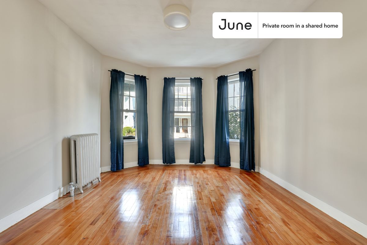 

PLEASE NOTE: This is a private room in a shared apartment. You will have your own bedroom and shared common areas (kitchen, bathroom, etc.) with other residents.

Queen bedroom in a 4 bedroom / 1 bathroom apartment!

Check out 3D tour now:  https://jnhm.es/TY

This  Queen room in Dorchester Center  is available on a 12 month lease or a flexible short term (31 to 364 days) lease. You pick your custom start and end date. Monthly rent rate is determined by furnishing preference, move-in date and move-out date. Speak to a June representative for recommendations on the best stay duration for the lowest rate, and learn more about this home on the June website:  https://jnhm.es/5Bv

Amenities of this home:   Dishwasher,    Furnished Common Areas,    Wi-Fi - Paid separately (High-Speed),    Guarantors Allowed,       32-inch Flat-Screen TV,       Paid parking,    Laundry in home (free),    Hardwood Flooring,    Microwave,    Oven,    Refrigerator,   also, this unit is conveniently located, several local parks, restaurants and bars are just minutes away.

About June Homes: Welcome to the easiest rental experience of your life. Rent furnished or unfurnished apartments on a 12 month lease or a flexible short term (31 to 364 days). As a resident, you’ll have access to 24/7 support and monthly cleanings of the home’s shared spaces. Sign up now to apply online for your next home with June: https://jnhm.es/sign-roomi

Brokers welcome! Contact us for more details.

Interested? Kindly note that the minimum stay duration would be 31 days. 

Use this listing ID when speaking to June team:  #567 C