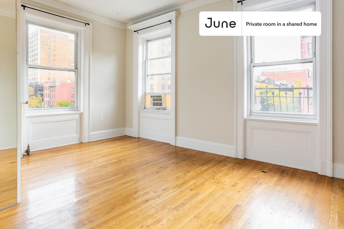 

PLEASE NOTE: This is a private room in a shared apartment. You will have your own bedroom and shared common areas (kitchen, bathroom, etc.) with other residents.

Full bedroom in a 4 bedroom / 1 bathroom apartment!

Check out 3D tour now:  https://jnhm.es/8bD

This  Full room in Chelsea  is available on a 12 month lease or a flexible short term (31 to 364 days) lease. You pick your custom start and end date. Monthly rent rate is determined by furnishing preference, move-in date and move-out date. Speak to a June representative for recommendations on the best stay duration for the lowest rate, and learn more about this home on the June website:  https://jnhm.es/6pl

Amenities of this home:   Dishwasher,    Furnished Common Areas,    Wi-Fi - Paid separately (High-Speed),    Guarantors Allowed,       Dining area,       AC (Common space),    Living area,    Hardwood Flooring,    Microwave,    Oven,    Refrigerator,   also, this unit is conveniently located, several local parks, restaurants and bars are just minutes away.

About June Homes: Welcome to the easiest rental experience of your life. Rent furnished or unfurnished apartments on a 12 month lease or a flexible short term (31 to 364 days). As a resident, you’ll have access to 24/7 support and monthly cleanings of the home’s shared spaces. Sign up now to apply online for your next home with June: https://jnhm.es/sign-roomi

Brokers welcome! Contact us for more details.

Interested? Use this listing ID when speaking to June team:  #1606 D