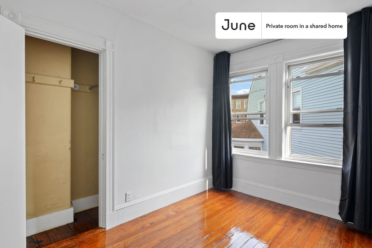 

PLEASE NOTE: This is a private room in a shared apartment. You will have your own bedroom and shared common areas (kitchen, bathroom, etc.) with other residents.

Queen bedroom in a 6 bedroom / 2 bathroom apartment!

Check out 3D tour now:  https://jnhm.es/U7

This  Queen room in Allston  is available on a 12 month lease or a flexible short term (31 to 364 days) lease. You pick your custom start and end date. Monthly rent rate is determined by furnishing preference, move-in date and move-out date. Speak to a June representative for recommendations on the best stay duration for the lowest rate, and learn more about this home on the June website:  https://jnhm.es/5An

Amenities of this home:   Dishwasher,    Furnished Common Areas,    Wi-Fi - Paid separately (High-Speed),    Guarantors Allowed,       32-inch Flat-Screen TV,       Paid parking,    Laundry - Paid separately (in building),    Hardwood Flooring,    Microwave,    Oven,    Refrigerator,   also, this unit is conveniently located, several local parks, restaurants and bars are just minutes away.

About June Homes: Welcome to the easiest rental experience of your life. Rent furnished or unfurnished apartments on a 12 month lease or a flexible short term (31 to 364 days). As a resident, you’ll have access to 24/7 support and monthly cleanings of the home’s shared spaces. Sign up now to apply online for your next home with June: https://jnhm.es/sign-roomi

Brokers welcome! Contact us for more details.

Interested? Kindly note that the minimum stay duration would be 31 days. 

Use this listing ID when speaking to June team:  #539 B