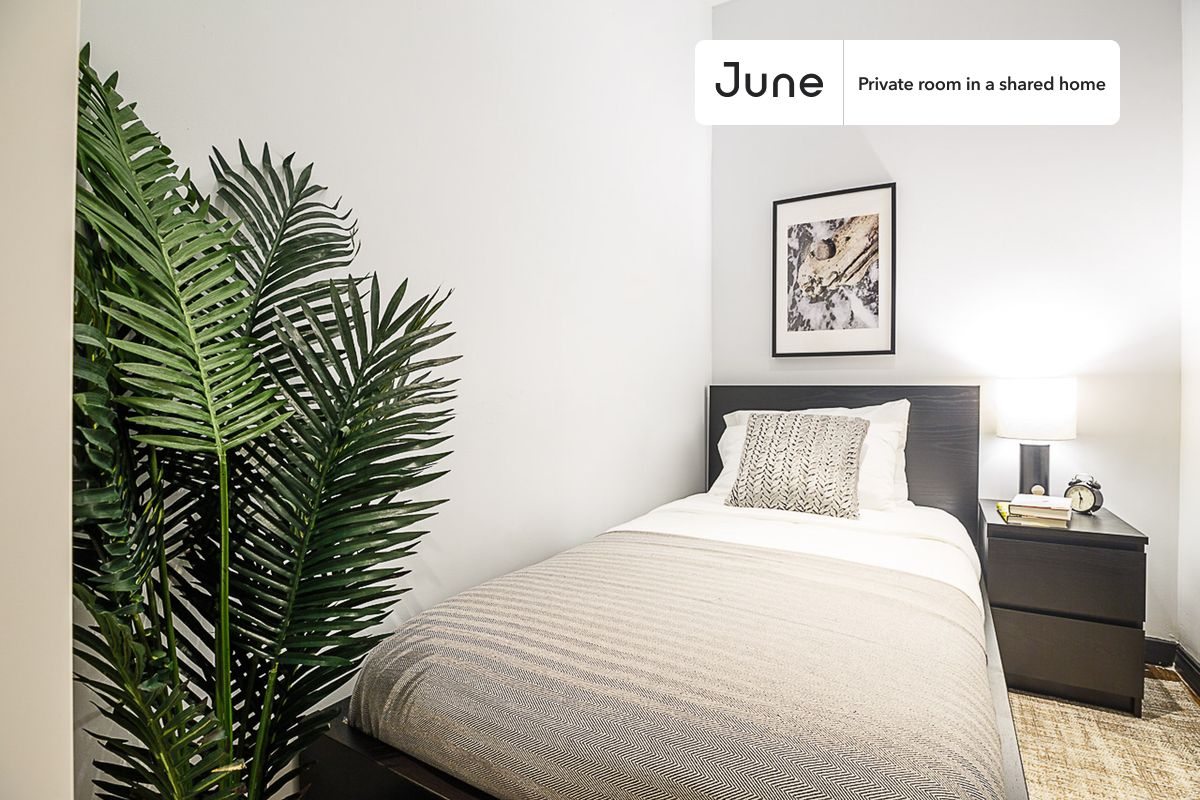 

PLEASE NOTE: This is a private room in a shared apartment. You will have your own bedroom and shared common areas (kitchen, bathroom, etc.) with other residents.

Twin bedroom in a 4 bedroom / 2 bathroom apartment!

Check out 3D tour now:  https://jnhm.es/PE

This  Twin room in Upper East Side  is available on a 12 month lease or a flexible short term (31 to 364 days) lease. You pick your custom start and end date. Monthly rent rate is determined by furnishing preference, move-in date and move-out date. Speak to a June representative for recommendations on the best stay duration for the lowest rate, and learn more about this home on the June website:  https://jnhm.es/BC

Amenities of this home:   Dishwasher,    Furnished Common Areas,    Wi-Fi - Paid separately (High-Speed),    Guarantors Allowed,       32-inch Flat-Screen TV,    Dining area,    Laundry - Paid separately (in building),       Hardwood Flooring,    Microwave,    Oven,    Refrigerator,   also, this unit is conveniently located, several local parks, restaurants and bars are just minutes away.

About June Homes: Welcome to the easiest rental experience of your life. Rent furnished or unfurnished apartments on a 12 month lease or a flexible short term (31 to 364 days). As a resident, you’ll have access to 24/7 support and monthly cleanings of the home’s shared spaces. Sign up now to apply online for your next home with June: https://jnhm.es/sign-roomi

Brokers welcome! Contact us for more details.

Interested? Use this listing ID when speaking to June team:  #181 C
