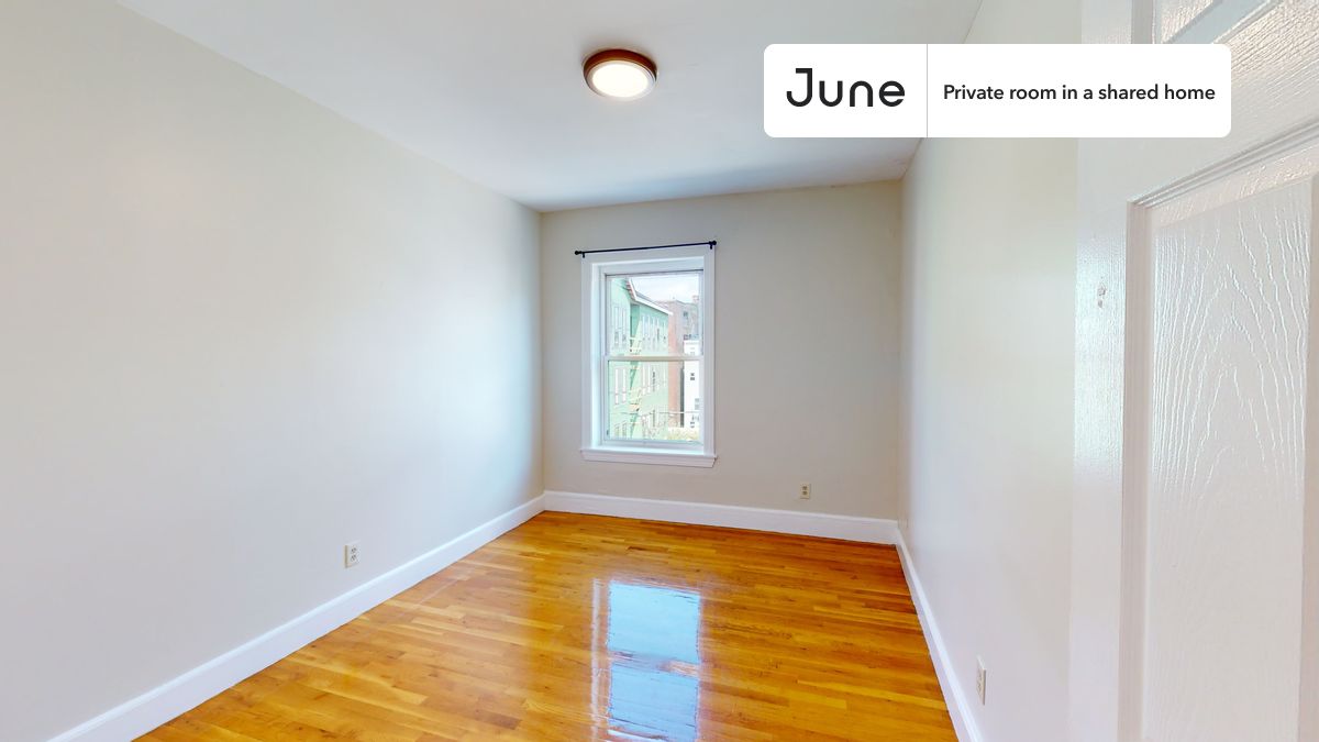 

PLEASE NOTE: This is a private room in a shared apartment. You will have your own bedroom and shared common areas (kitchen, bathroom, etc.) with other residents.

Queen bedroom in a 4 bedroom / 2 bathroom apartment!

Check out 3D tour now:  https://jnhm.es/88L

This  Queen room in Allston  is available on a 12 month lease or a flexible short term (31 to 364 days) lease. You pick your custom start and end date. Monthly rent rate is determined by furnishing preference, move-in date and move-out date. Speak to a June representative for recommendations on the best stay duration for the lowest rate, and learn more about this home on the June website:  https://jnhm.es/6al

Amenities of this home:   Dishwasher,    Furnished Common Areas,    Wi-Fi - Paid separately (High-Speed),    Guarantors Allowed,       32-inch Flat-Screen TV,    Street parking - City permit required,    Laundry - Paid separately (in building),       Hardwood Flooring,    Microwave,    Oven,    Refrigerator,    Air Conditioning | HVAC,   also, this unit is conveniently located, several local parks, restaurants and bars are just minutes away.

About June Homes: Welcome to the easiest rental experience of your life. Rent furnished or unfurnished apartments on a 12 month lease or a flexible short term (31 to 364 days). As a resident, you’ll have access to 24/7 support and monthly cleanings of the home’s shared spaces. Sign up now to apply online for your next home with June: https://jnhm.es/sign-roomi

Brokers welcome! Contact us for more details.

Interested? Kindly note that the minimum stay duration would be 31 days. 

Use this listing ID when speaking to June team:  #1282 A