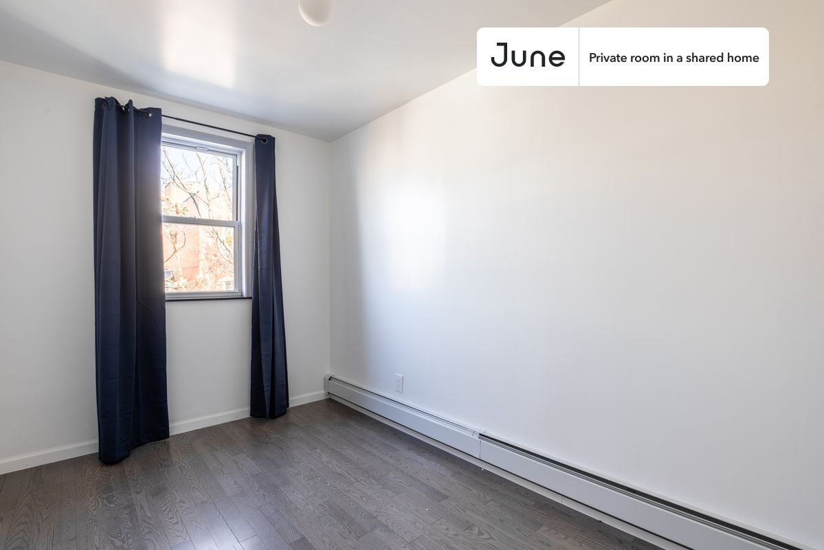 

Queen bedroom in a 4 bedroom / 2 bathroom apartment!

Check out 3D tour now:  https://jnhm.es/12j

This  Queen room in Astoria  is available on a flexible 1-18 month lease. Monthly rent rate is determined by furnishing preference, move-in date and move-out date. Speak to a June representative for recommendations on the best stay duration for the lowest rate, and learn more about this home on the June website:  https://jnhm.es/5Vs

Amenities of this home:   Furnished Common Areas,    Wi-Fi - Paid separately (High-Speed),    Guarantors Allowed,       32-inch Flat-Screen TV,       Hardwood Flooring,    Microwave,    Oven,    Refrigerator,   also, this unit is conveniently located, several local parks, restaurants and bars are just minutes away.

About June Homes: Welcome to the easiest rental experience of your life. Rent furnished or unfurnished apartments for 1 - 18 months, bypass hidden costs and broker fees and enjoy an easy move-in. As a resident, you’ll have access to 24/7 support and monthly cleanings of the home’s shared spaces. Sign up now to apply online for your next home with June: https://jnhm.es/sign-roomi

Interested? Use this listing ID when speaking to June team:  #978 B
