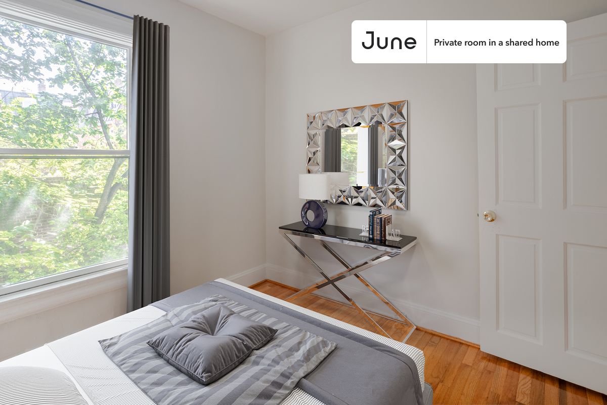 

Full bedroom in a 5 bedroom / 2 bathroom apartment!

Check out 3D tour now:  https://jnhm.es/88q

This  Full room in Georgetown  is available on a flexible 1-18 month lease. Monthly rent rate is determined by furnishing preference, move-in date and move-out date. Speak to a June representative for recommendations on the best stay duration for the lowest rate, and learn more about this home on the June website:  https://jnhm.es/6gH

Amenities of this home:   Dishwasher,    Furnished Common Areas,    Wi-Fi - Paid separately (High-Speed),    Guarantors Allowed,       32-inch Flat-Screen TV,    Street parking,    Laundry in home (free),       Hardwood Flooring,    Microwave,    Oven,    Refrigerator,   also, this unit is conveniently located, several local parks, restaurants and bars are just minutes away.

About June Homes: Welcome to the easiest rental experience of your life. Rent furnished or unfurnished apartments for 1 - 18 months, bypass hidden costs and broker fees and enjoy an easy move-in. As a resident, you’ll have access to 24/7 support and monthly cleanings of the home’s shared spaces. Sign up now to apply online for your next home with June: https://jnhm.es/sign-roomi

Interested? Kindly note that the minimum stay duration would be 31 days. 

Use this listing ID when speaking to June team:  #1413 D