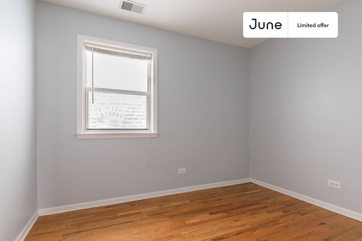 

Queen bedroom in a 3 bedroom / 2 bathroom apartment!

Check out 3D tour now:  https://jnhm.es/88z

This  Queen room in West Town  is available on a flexible 1-18 month lease. Monthly rent rate is determined by furnishing preference, move-in date and move-out date. Speak to a June representative for recommendations on the best stay duration for the lowest rate, and learn more about this home on the June website:  https://jnhm.es/6iV

Amenities of this home:   Dishwasher,    Furnished Common Areas,    Wi-Fi - Paid separately (High-Speed),    Guarantors Allowed,       32-inch Flat-Screen TV,    Dine in kitchen,    Street parking,       Garage parking (free),    Living area,    Hardwood Flooring,    Microwave,    Oven,    Refrigerator,   also, this unit is conveniently located, several local parks, restaurants and bars are just minutes away.

About June Homes: Welcome to the easiest rental experience of your life. Rent furnished or unfurnished apartments for 1 - 18 months, bypass hidden costs and broker fees and enjoy an easy move-in. As a resident, you’ll have access to 24/7 support and monthly cleanings of the home’s shared spaces. Sign up now to apply online for your next home with June: https://jnhm.es/sign-roomi

Interested? Kindly note that the minimum stay duration would be 32 days. 

Use this listing ID when speaking to June team:  #1470 B
