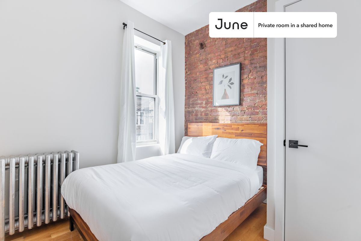 PLEASE NOTE: This is a private room in a shared apartment. You will have your own bedroom and shared common areas (kitchen, bathroom, etc.) with other residents.
Full bedroom in a 5 bedroom / 2 bathroom apartment!
Check out 3D tour now: https://jnhm.es/89R
This Full room in Ridgewood is available on a 12 month lease or a flexible short term (31 to 364 days) lease. You pick your custom start and end date. Monthly rent rate is determined by furnishing preference, move-in date and move-out date. Speak to a June representative for recommendations on the best stay duration for the lowest rate, and learn more about this home on the June website: https://jnhm.es/6hq
Amenities of this home: Dishwasher, Furnished Common Areas, Wi-Fi - Paid separately (High-Speed), Guarantors Allowed, 32-inch Flat-Screen TV, Dining area, Street parking - City permit required, Laundry in home (free), Living area, Hardwood Flooring, Microwave, Oven, Refrigerator, also, this unit is conveniently located, several local parks, restaurants and bars are just minutes away.
About June Homes: Welcome to the easiest rental experience of your life. Rent furnished or unfurnished apartments on a 12 month lease or a flexible short term (31 to 364 days). As a resident, you’ll have access to 24/7 support and monthly cleanings of the home’s shared spaces. Sign up now to apply online for your next home with June: https://jnhm.es/sign-roomi
Brokers welcome! Contact us for more details.
Interested? Use this listing ID when speaking to June team: #1425 D
