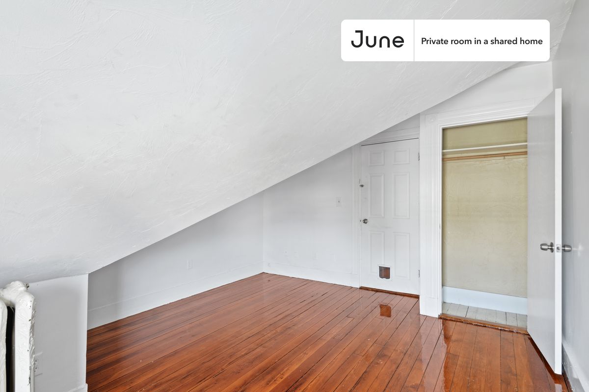 

PLEASE NOTE: This is a private room in a shared apartment. You will have your own bedroom and shared common areas (kitchen, bathroom, etc.) with other residents.

Queen bedroom in a 6 bedroom / 2 bathroom apartment!

Check out 3D tour now:  https://jnhm.es/U7

This  Queen room in Allston  is available on a 12 month lease or a flexible short term (31 to 364 days) lease. You pick your custom start and end date. Monthly rent rate is determined by furnishing preference, move-in date and move-out date. Speak to a June representative for recommendations on the best stay duration for the lowest rate, and learn more about this home on the June website:  https://jnhm.es/5Al

Amenities of this home:   Dishwasher,    Furnished Common Areas,    Wi-Fi - Paid separately (High-Speed),    Guarantors Allowed,       32-inch Flat-Screen TV,       Paid parking,    Laundry - Paid separately (in building),    Hardwood Flooring,    Microwave,    Oven,    Refrigerator,   also, this unit is conveniently located, several local parks, restaurants and bars are just minutes away.

About June Homes: Welcome to the easiest rental experience of your life. Rent furnished or unfurnished apartments on a 12 month lease or a flexible short term (31 to 364 days). As a resident, you’ll have access to 24/7 support and monthly cleanings of the home’s shared spaces. Sign up now to apply online for your next home with June: https://jnhm.es/sign-roomi

Brokers welcome! Contact us for more details.

Interested? Kindly note that the minimum stay duration would be 31 days. 

Use this listing ID when speaking to June team:  #539 F