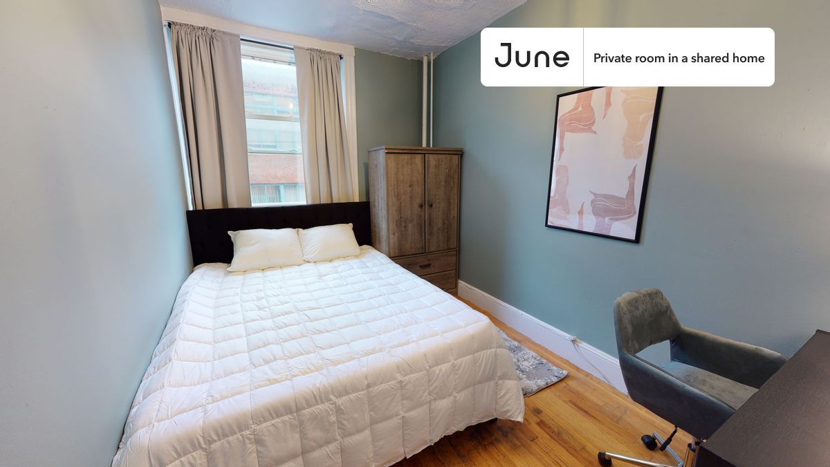 

Queen bedroom in a 5 bedroom / 2 bathroom apartment!

Check out 3D tour now:  https://jnhm.es/Rh

This  Queen room in Allston  is available on a flexible 1-18 month lease. Monthly rent rate is determined by furnishing preference, move-in date and move-out date. Speak to a June representative for recommendations on the best stay duration for the lowest rate, and learn more about this home on the June website:  https://jnhm.es/5wv

Amenities of this home:   Smart lock,       Laundry - Paid separately (in building),    32-inch Flat-Screen TV,       Guarantors Allowed,    Wi-Fi - Paid separately (High-Speed),    Furnished Common Areas,    Dishwasher,    Portable AC (Common space),    Hardwood Flooring,    Microwave,    Oven,    Refrigerator,   also, this unit is conveniently located, several local parks, restaurants and bars are just minutes away.

About June Homes: Welcome to the easiest rental experience of your life. Rent furnished or unfurnished apartments for 1 - 18 months, bypass hidden costs and broker fees and enjoy an easy move-in. As a resident, you’ll have access to 24/7 support and monthly cleanings of the home’s shared spaces. Sign up now to apply online for your next home with June: https://jnhm.es/sign-roomi

Interested? Kindly note that the minimum stay duration would be 31 days. 

Use this listing ID when speaking to June team:  #457 B
