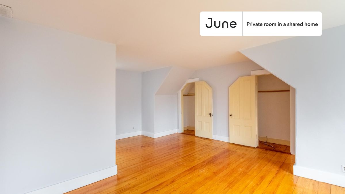 

Queen bedroom in a 5 bedroom / 2.5 bathroom apartment!

Check out 3D tour now:  https://jnhm.es/8dr

This  Queen room in Newton Corner  is available on a flexible 1-18 month lease. Monthly rent rate is determined by furnishing preference, move-in date and move-out date. Speak to a June representative for recommendations on the best stay duration for the lowest rate, and learn more about this home on the June website:  https://jnhm.es/6iw

Amenities of this home:   Dishwasher,    Furnished Common Areas,    Wi-Fi - Paid separately (High-Speed),    Guarantors Allowed,       32-inch Flat-Screen TV,    Paid parking,       Hardwood Flooring,    Microwave,    Refrigerator,   also, this unit is conveniently located, several local parks, restaurants and bars are just minutes away.

About June Homes: Welcome to the easiest rental experience of your life. Rent furnished or unfurnished apartments for 1 - 18 months, bypass hidden costs and broker fees and enjoy an easy move-in. As a resident, you’ll have access to 24/7 support and monthly cleanings of the home’s shared spaces. Sign up now to apply online for your next home with June: https://jnhm.es/sign-roomi

Interested? Kindly note that the minimum stay duration would be 31 days. 

Use this listing ID when speaking to June team:  #1463 A