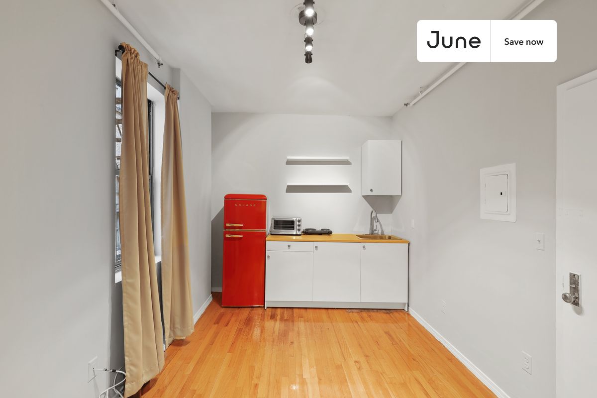 



Studio in Columbus Circle on flexible lease terms.

Check out 3D tour now:  https://jnhm.es/5K

This  studio   is available on a 12 month lease or a flexible short term (31 to 364 days) lease. You pick your custom start and end date. Monthly rent rate is determined by furnishing preference, move-in date and move-out date. Speak to a June representative for recommendations on the best stay duration for the lowest rate, and learn more about this home on the June website:     https://jnhm.es/5y3

Amenities of this home:   Wi-Fi - Paid separately (High-Speed),    Elevator,    Guarantors Allowed,       Couple-Friendly,    Gym,       Street parking - City permit required,    Laundry - Paid separately (in building),    Hardwood Flooring,    Microwave,    Refrigerator,   also, this unit is conveniently located, several local parks, restaurants and bars are just minutes away.

About June Homes: Welcome to the easiest rental experience of your life. Rent furnished or unfurnished apartments on a 12 month lease or a flexible short term (31 to 364 days). As a resident, you’ll have access to 24/7 support and monthly cleanings of the home’s shared spaces. Sign up now to apply online for your next home with June: https://jnhm.es/sign-roomi

Brokers welcome! Contact us for more details.

Interested? Use this listing ID when speaking to June team:  #488