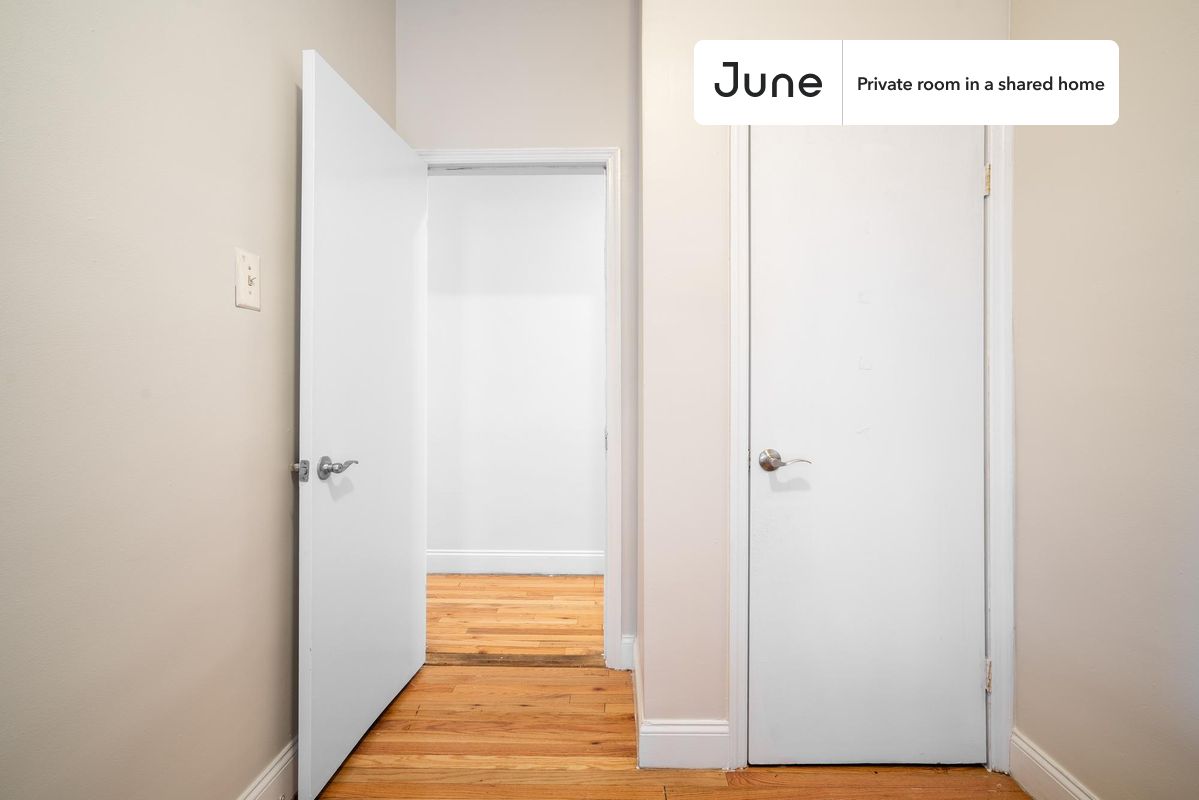 

PLEASE NOTE: This is a private room in a shared apartment. You will have your own bedroom and shared common areas (kitchen, bathroom, etc.) with other residents.

Full bedroom in a 4 bedroom / 1 bathroom apartment!

Check out 3D tour now:  https://jnhm.es/8cZ

This  Full room in Central Harlem  is available on a 12 month lease or a flexible short term (31 to 364 days) lease. You pick your custom start and end date. Monthly rent rate is determined by furnishing preference, move-in date and move-out date. Speak to a June representative for recommendations on the best stay duration for the lowest rate, and learn more about this home on the June website:  https://jnhm.es/6rG

Amenities of this home:   Laundry in home (free),       Dining area,    32-inch Flat-Screen TV,       Guarantors Allowed,    Wi-Fi - Paid separately (High-Speed),    Furnished Common Areas,    Dishwasher,    Living area,    Hardwood Flooring,    Microwave,    Oven,    Refrigerator,   also, this unit is conveniently located, several local parks, restaurants and bars are just minutes away.

About June Homes: Welcome to the easiest rental experience of your life. Rent furnished or unfurnished apartments on a 12 month lease or a flexible short term (31 to 364 days). As a resident, you’ll have access to 24/7 support and monthly cleanings of the home’s shared spaces. Sign up now to apply online for your next home with June: https://jnhm.es/sign-roomi

Brokers welcome! Contact us for more details.

Interested? Use this listing ID when speaking to June team:  #1653 A