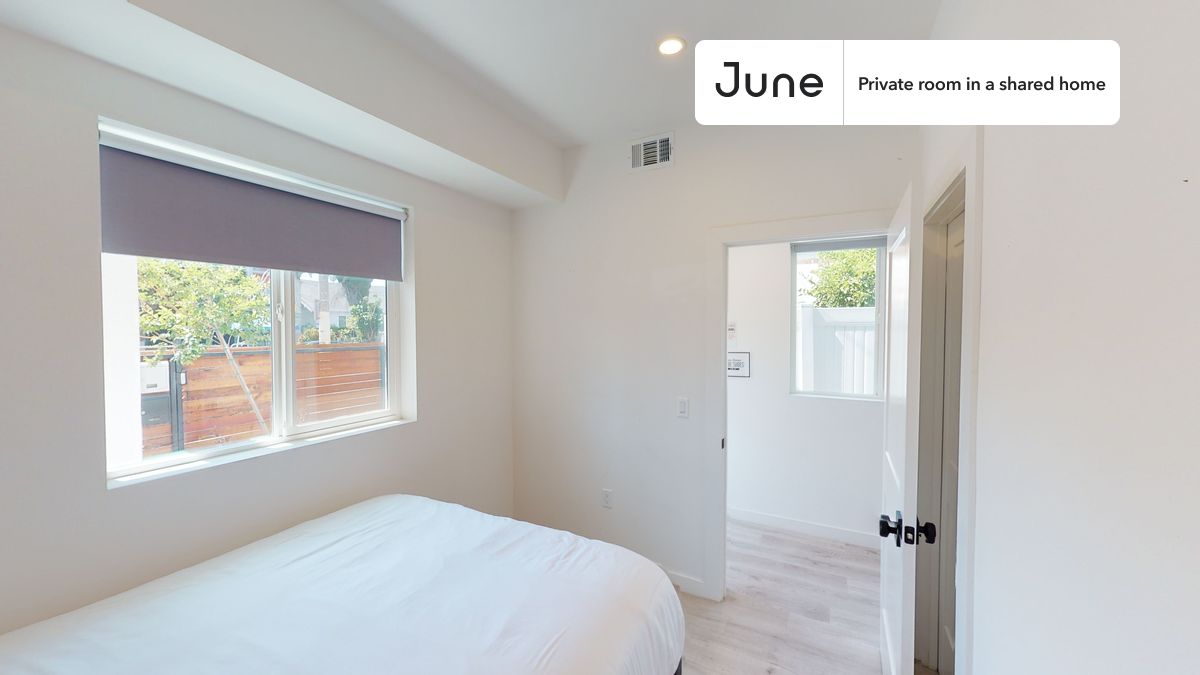 

PLEASE NOTE: This is a private room in a shared apartment. You will have your own bedroom and shared common areas (kitchen, bathroom, etc.) with other residents.

Full bedroom in a 4 bedroom / 4.5 bathroom apartment!

Check out 3D tour now:  https://jnhm.es/85Z

This  Full room in University Park  is available on a 12 month lease or a flexible short term (31 to 364 days) lease. You pick your custom start and end date. Monthly rent rate is determined by furnishing preference, move-in date and move-out date. Speak to a June representative for recommendations on the best stay duration for the lowest rate, and learn more about this home on the June website:  https://jnhm.es/6dx

Amenities of this home:   Dishwasher,    Furnished Common Areas,    Wi-Fi - Paid separately (High-Speed),    Guarantors Allowed,       Laundry in home (free),       Balcony,    Driveway parking (Paid separately),    Wall-Mounted TV,    Hardwood Flooring,    Microwave,    Oven,    Refrigerator,   also, this unit is conveniently located, several local parks, restaurants and bars are just minutes away.

About June Homes: Welcome to the easiest rental experience of your life. Rent furnished or unfurnished apartments on a 12 month lease or a flexible short term (31 to 364 days). As a resident, you’ll have access to 24/7 support and monthly cleanings of the home’s shared spaces. Sign up now to apply online for your next home with June: https://jnhm.es/sign-roomi

Brokers welcome! Contact us for more details.

Interested? Use this listing ID when speaking to June team:  #1346 A