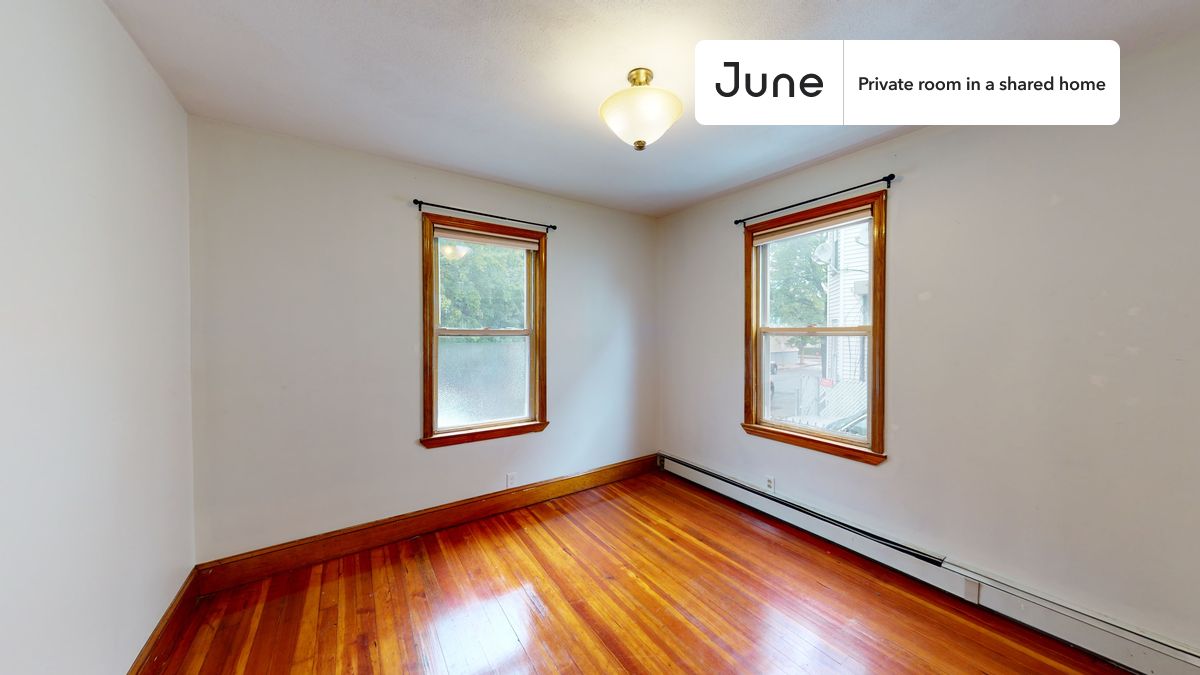 

PLEASE NOTE: This is a private room in a shared apartment. You will have your own bedroom and shared common areas (kitchen, bathroom, etc.) with other residents.

Queen bedroom in a 5 bedroom / 1 bathroom apartment!

Check out 3D tour now:  https://jnhm.es/89A

This  Queen room in Somerville  is available on a 12 month lease or a flexible short term (31 to 364 days) lease. You pick your custom start and end date. Monthly rent rate is determined by furnishing preference, move-in date and move-out date. Speak to a June representative for recommendations on the best stay duration for the lowest rate, and learn more about this home on the June website:  https://jnhm.es/6do

Amenities of this home:   Furnished Common Areas,    Wi-Fi - Paid separately (High-Speed),    Guarantors Allowed,          Street parking - City permit required,    Laundry - Paid separately (in building),    Hardwood Flooring,    Microwave,    Oven,    Refrigerator,   also, this unit is conveniently located, several local parks, restaurants and bars are just minutes away.

About June Homes: Welcome to the easiest rental experience of your life. Rent furnished or unfurnished apartments on a 12 month lease or a flexible short term (31 to 364 days). As a resident, you’ll have access to 24/7 support and monthly cleanings of the home’s shared spaces. Sign up now to apply online for your next home with June: https://jnhm.es/sign-roomi

Brokers welcome! Contact us for more details.

Interested? Kindly note that the minimum stay duration would be 31 days. 

Use this listing ID when speaking to June team:  #1343 A