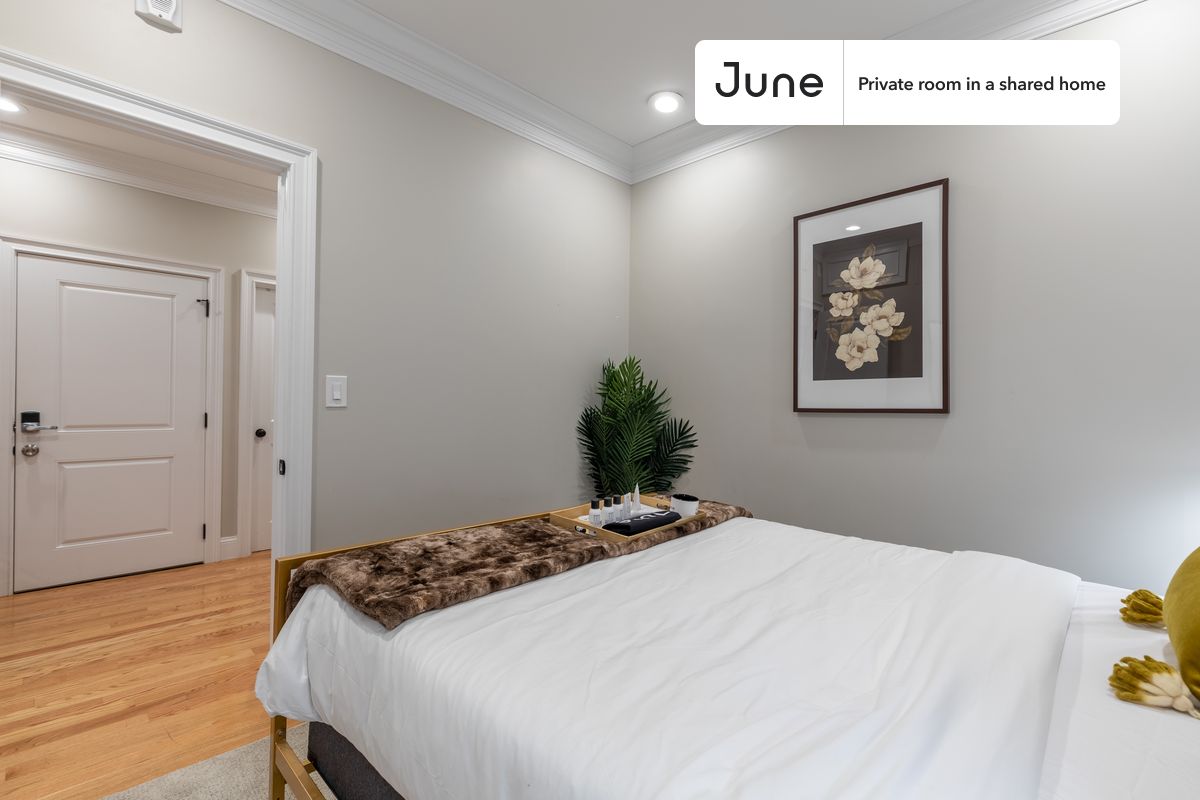 

PLEASE NOTE: This is a private room in a shared apartment. You will have your own bedroom and shared common areas (kitchen, bathroom, etc.) with other residents.

Full bedroom in a 3 bedroom / 1 bathroom apartment!

Check out 3D tour now:  https://jnhm.es/RB

This  Full room in North End  is available on a 12 month lease or a flexible short term (31 to 364 days) lease. You pick your custom start and end date. Monthly rent rate is determined by furnishing preference, move-in date and move-out date. Speak to a June representative for recommendations on the best stay duration for the lowest rate, and learn more about this home on the June website:  https://jnhm.es/Gp

Amenities of this home:   Dishwasher,    Furnished Common Areas,    Wi-Fi - Paid separately (High-Speed),    Guarantors Allowed,       32-inch Flat-Screen TV,    Dining area,    Street parking - City permit required,       Smart lock,    Hardwood Flooring,    Microwave,    Oven,    Refrigerator,    Air Conditioning | HVAC,   also, this unit is conveniently located, several local parks, restaurants and bars are just minutes away.

About June Homes: Welcome to the easiest rental experience of your life. Rent furnished or unfurnished apartments on a 12 month lease or a flexible short term (31 to 364 days). As a resident, you’ll have access to 24/7 support and monthly cleanings of the home’s shared spaces. Sign up now to apply online for your next home with June: https://jnhm.es/sign-roomi

Brokers welcome! Contact us for more details.

Interested? Kindly note that the minimum stay duration would be 31 days. 

Use this listing ID when speaking to June team:  #276 A