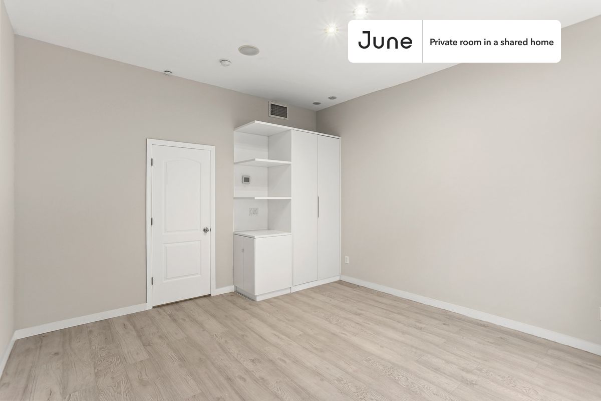 Move-In Ready Home with 30% Off Furnishing Fee. Apply Now!
Queen bedroom in a 5 bedroom / 2.5 bathroom apartment!
Check out 3D tour now: https://jnhm.es/Zn
This Queen room in Prospect Lefferts Gardens is available on a flexible 1-18 month lease. Monthly rent rate is determined by furnishing preference, move-in date and move-out date. Speak to a June representative for recommendations on the best stay duration for the lowest rate, and learn more about this home on the June website: https://jnhm.es/5Qo
Amenities of this home: Dishwasher, Furnished Common Areas, Wi-Fi - Paid separately (High-Speed), Outdoor space, Guarantors Allowed, Central AC (Common space), Laundry in home (free), Enclosed backyard, Wall-Mounted TV, Hardwood Flooring, Microwave, Oven, Refrigerator, also, this unit is conveniently located, several local parks, restaurants and bars are just minutes away.
About June Homes: Welcome to the easiest rental experience of your life. Rent furnished or unfurnished apartments for 1 - 18 months, bypass hidden costs and broker fees and enjoy an easy move-in. As a resident, you’ll have access to 24/7 support and monthly cleanings of the home’s shared spaces. Sign up now to apply online for your next home with June: https://jnhm.es/sign-roomi
Interested? Use this listing ID when speaking to June team: #881 E