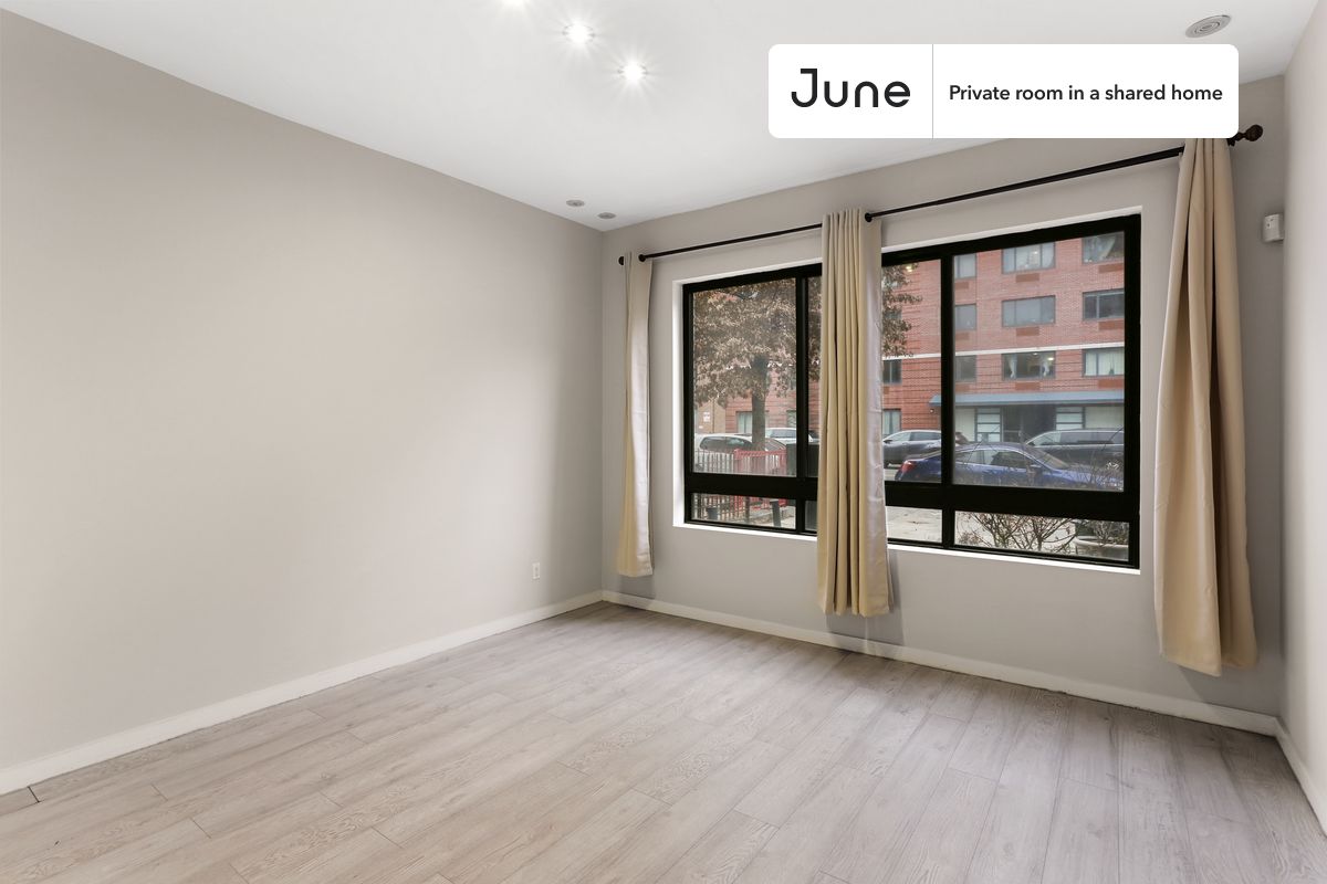 Move-In Ready Home with 30% Off Furnishing Fee. Apply Now!
Queen bedroom in a 5 bedroom / 2.5 bathroom apartment!
Check out 3D tour now: https://jnhm.es/Zn
This Queen room in Prospect Lefferts Gardens is available on a flexible 1-18 month lease. Monthly rent rate is determined by furnishing preference, move-in date and move-out date. Speak to a June representative for recommendations on the best stay duration for the lowest rate, and learn more about this home on the June website: https://jnhm.es/5Qo
Amenities of this home: Dishwasher, Furnished Common Areas, Wi-Fi - Paid separately (High-Speed), Outdoor space, Guarantors Allowed, Central AC (Common space), Laundry in home (free), Enclosed backyard, Wall-Mounted TV, Hardwood Flooring, Microwave, Oven, Refrigerator, also, this unit is conveniently located, several local parks, restaurants and bars are just minutes away.
About June Homes: Welcome to the easiest rental experience of your life. Rent furnished or unfurnished apartments for 1 - 18 months, bypass hidden costs and broker fees and enjoy an easy move-in. As a resident, you’ll have access to 24/7 support and monthly cleanings of the home’s shared spaces. Sign up now to apply online for your next home with June: https://jnhm.es/sign-roomi
Interested? Use this listing ID when speaking to June team: #881 E