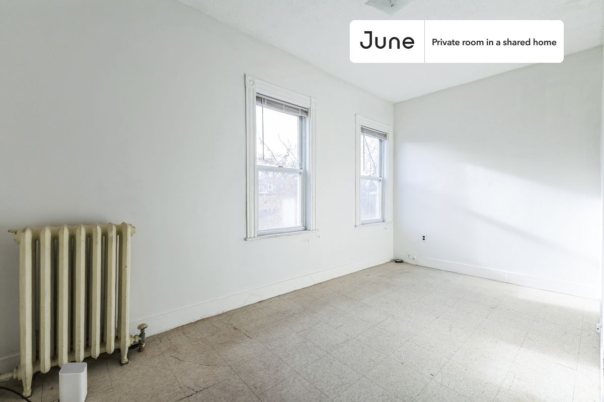 

PLEASE NOTE: This is a private room in a shared apartment. You will have your own bedroom and shared common areas (kitchen, bathroom, etc.) with other residents.

Queen bedroom in a 5 bedroom / 1 bathroom apartment!

Check out 3D tour now:  https://jnhm.es/8fL

This  Queen room in Harvard Square (Cambridge)  is available on a 12 month lease or a flexible short term (31 to 364 days) lease. You pick your custom start and end date. Monthly rent rate is determined by furnishing preference, move-in date and move-out date. Speak to a June representative for recommendations on the best stay duration for the lowest rate, and learn more about this home on the June website:  https://jnhm.es/6A3

Amenities of this home:   Dishwasher,    Furnished Common Areas,    Wi-Fi - Paid separately (High-Speed),    Guarantors Allowed,       Dining area,       Laundry in home (free),    Wall-Mounted TV,    Hardwood Flooring,    Microwave,    Oven,    Refrigerator,   also, this unit is conveniently located, several local parks, restaurants and bars are just minutes away.

About June Homes: Welcome to the easiest rental experience of your life. Rent furnished or unfurnished apartments on a 12 month lease or a flexible short term (31 to 364 days). As a resident, you’ll have access to 24/7 support and monthly cleanings of the home’s shared spaces. Sign up now to apply online for your next home with June: https://jnhm.es/sign-roomi

Brokers welcome! Contact us for more details.

Interested? Kindly note that the minimum stay duration would be 31 days. 

Use this listing ID when speaking to June team:  #1809 D