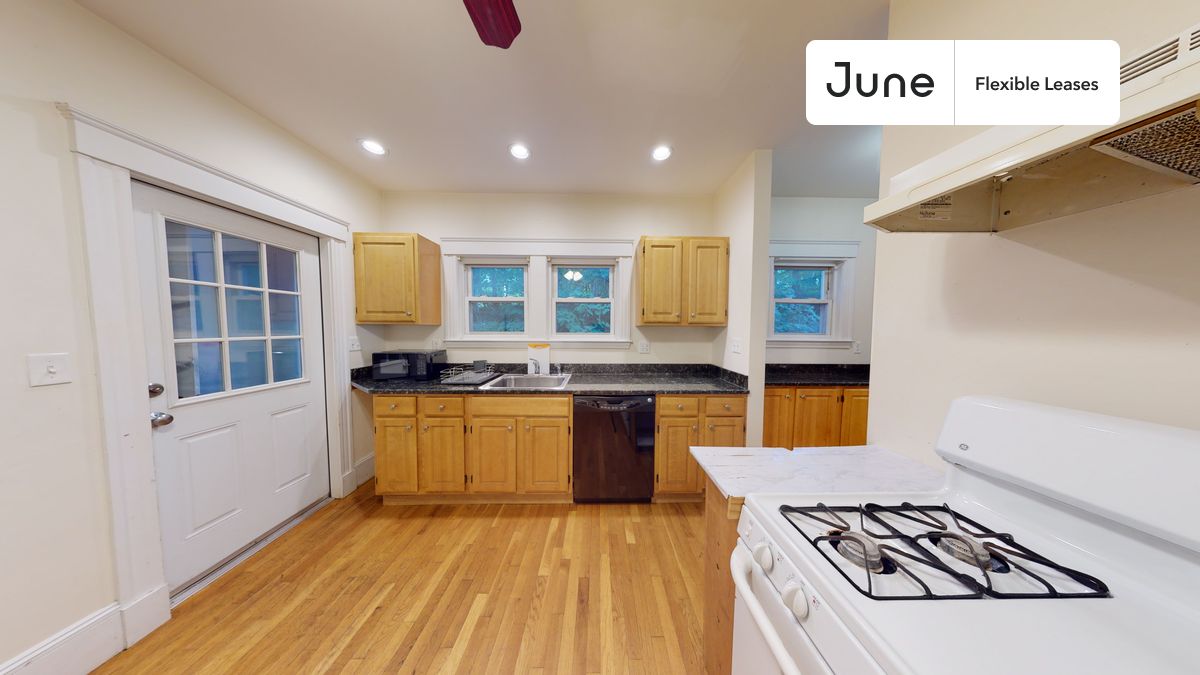 

3 bedroom in Brighton on flexible lease terms.

Check out 3D tour now:  https://jnhm.es/89j

This 3 bedrooms, 1 bath apartment on the Brighton  is available on a flexible 1-18 month lease. Monthly rent rate is determined by furnishing preference, move-in date and move-out date. Speak to a June representative for recommendations on the best stay duration for the lowest rate, and learn more about this home on the June website:

Amenities of this home:   Dishwasher,    Furnished Common Areas,    Wi-Fi - Paid separately (High-Speed),    Guarantors Allowed,       32-inch Flat-Screen TV,       Laundry in home (free),    Hardwood Flooring,    Microwave,    Oven,    Refrigerator,   also, this unit is conveniently located, several local parks, restaurants and bars are just minutes away.

About June Homes: Welcome to the easiest rental experience of your life. Rent furnished or unfurnished apartments for 1 - 18 months, bypass hidden costs and broker fees and enjoy an easy move-in. As a resident, you’ll have access to 24/7 support and monthly cleanings of the home’s shared spaces. Sign up now to apply online for your next home with June: https://jnhm.es/sign-roomi

Use this listing ID when speaking to June team: #1237