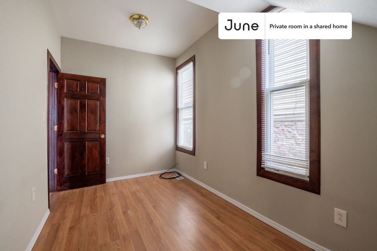 

PLEASE NOTE: This is a private room in a shared apartment. You will have your own bedroom and shared common areas (kitchen, bathroom, etc.) with other residents.

Full bedroom in a 4 bedroom / 1 bathroom apartment!

Check out 3D tour now:  https://jnhm.es/87m

This  Full room in Pilsen  is available on a 12 month lease or a flexible short term (31 to 364 days) lease. You pick your custom start and end date. Monthly rent rate is determined by furnishing preference, move-in date and move-out date. Speak to a June representative for recommendations on the best stay duration for the lowest rate, and learn more about this home on the June website:  https://jnhm.es/6gi

Amenities of this home:   Dishwasher,    Furnished Common Areas,    Wi-Fi - Paid separately (High-Speed),    Guarantors Allowed,       32-inch Flat-Screen TV,    Street parking - City permit required,    Laundry in home (free),       Hardwood Flooring,    Microwave,    Oven,    Refrigerator,    Air Conditioning | HVAC,   also, this unit is conveniently located, several local parks, restaurants and bars are just minutes away.

About June Homes: Welcome to the easiest rental experience of your life. Rent furnished or unfurnished apartments on a 12 month lease or a flexible short term (31 to 364 days). As a resident, you’ll have access to 24/7 support and monthly cleanings of the home’s shared spaces. Sign up now to apply online for your next home with June: https://jnhm.es/sign-roomi

Brokers welcome! Contact us for more details.

Interested? Kindly note that the minimum stay duration would be 32 days. 

Use this listing ID when speaking to June team:  #1404 A