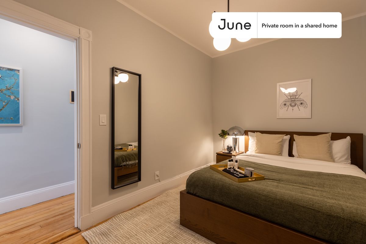 PLEASE NOTE: This is a private room in a shared apartment. You will have your own bedroom and shared common areas (kitchen, bathroom, etc.) with other residents.
Queen bedroom in a 4 bedroom / 2 bathroom apartment!
Check out 3D tour now: https://jnhm.es/5z
This Queen room in Savin Hill is available on a 12 month lease or a flexible short term (31 to 364 days) lease. You pick your custom start and end date. Monthly rent rate is determined by furnishing preference, move-in date and move-out date. Speak to a June representative for recommendations on the best stay duration for the lowest rate, and learn more about this home on the June website: https://jnhm.es/JH
Amenities of this home: Dishwasher, Patio, Furnished Common Areas, Wi-Fi - Paid separately (High-Speed), Guarantors Allowed, 32-inch Flat-Screen TV, Dine in kitchen, Street parking - City permit required, Laundry in home (free), Smart lock, Hardwood Flooring, Microwave, Oven, Refrigerator, also, this unit is conveniently located, several local parks, restaurants and bars are just minutes away.
About June Homes: Welcome to the easiest rental experience of your life. Rent furnished or unfurnished apartments on a 12 month lease or a flexible short term (31 to 364 days). As a resident, you’ll have access to 24/7 support and monthly cleanings of the home’s shared spaces. Sign up now to apply online for your next home with June: https://jnhm.es/sign-roomi
Brokers welcome! Contact us for more details.
Interested? Kindly note that the minimum stay duration would be 31 days.
Use this listing ID when speaking to June team: #331 C