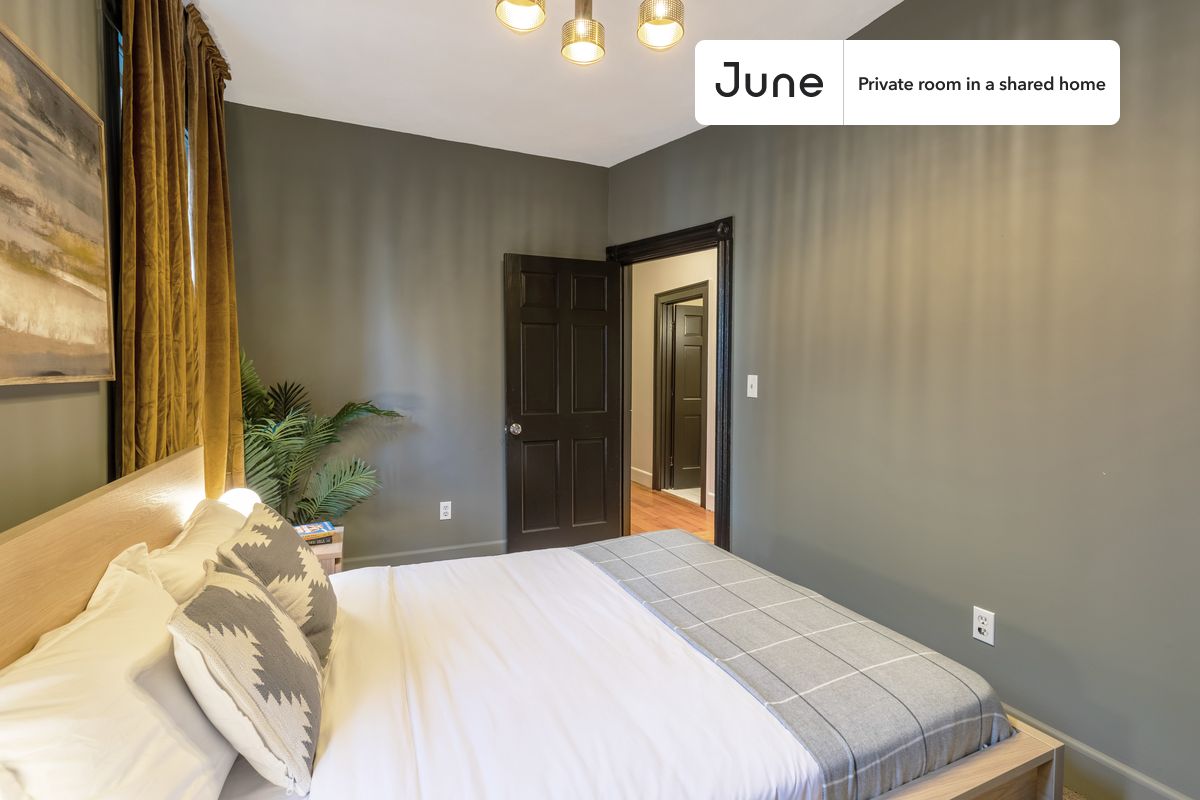 

PLEASE NOTE: This is a private room in a shared apartment. You will have your own bedroom and shared common areas (kitchen, bathroom, etc.) with other residents.

Queen bedroom in a 4 bedroom / 1 bathroom apartment!

Check out 3D tour now:  https://jnhm.es/Q6

This  Queen room in Mission Hill  is available on a 12 month lease or a flexible short term (31 to 364 days) lease. You pick your custom start and end date. Monthly rent rate is determined by furnishing preference, move-in date and move-out date. Speak to a June representative for recommendations on the best stay duration for the lowest rate, and learn more about this home on the June website:  https://jnhm.es/Fs

Amenities of this home:   Dishwasher,    Furnished Common Areas,    Wi-Fi - Paid separately (High-Speed),    Guarantors Allowed,       32-inch Flat-Screen TV,       Street parking - City permit required,    Laundry - Paid separately (in building),    Hardwood Flooring,    Microwave,    Oven,    Refrigerator,   also, this unit is conveniently located, several local parks, restaurants and bars are just minutes away.

About June Homes: Welcome to the easiest rental experience of your life. Rent furnished or unfurnished apartments on a 12 month lease or a flexible short term (31 to 364 days). As a resident, you’ll have access to 24/7 support and monthly cleanings of the home’s shared spaces. Sign up now to apply online for your next home with June: https://jnhm.es/sign-roomi

Brokers welcome! Contact us for more details.

Interested? Kindly note that the minimum stay duration would be 31 days. 

Use this listing ID when speaking to June team:  #255 C