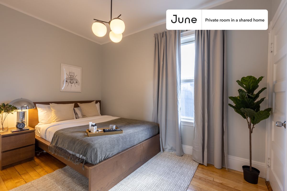 PLEASE NOTE: This is a private room in a shared apartment. You will have your own bedroom and shared common areas (kitchen, bathroom, etc.) with other residents.
Queen bedroom in a 4 bedroom / 2 bathroom apartment!
Check out 3D tour now: https://jnhm.es/5z
This Queen room in Savin Hill is available on a 12 month lease or a flexible short term (31 to 364 days) lease. You pick your custom start and end date. Monthly rent rate is determined by furnishing preference, move-in date and move-out date. Speak to a June representative for recommendations on the best stay duration for the lowest rate, and learn more about this home on the June website: https://jnhm.es/JH
Amenities of this home: Dishwasher, Patio, Furnished Common Areas, Wi-Fi - Paid separately (High-Speed), Guarantors Allowed, 32-inch Flat-Screen TV, Dine in kitchen, Street parking - City permit required, Laundry in home (free), Smart lock, Hardwood Flooring, Microwave, Oven, Refrigerator, also, this unit is conveniently located, several local parks, restaurants and bars are just minutes away.
About June Homes: Welcome to the easiest rental experience of your life. Rent furnished or unfurnished apartments on a 12 month lease or a flexible short term (31 to 364 days). As a resident, you’ll have access to 24/7 support and monthly cleanings of the home’s shared spaces. Sign up now to apply online for your next home with June: https://jnhm.es/sign-roomi
Brokers welcome! Contact us for more details.
Interested? Kindly note that the minimum stay duration would be 31 days.
Use this listing ID when speaking to June team: #331 C