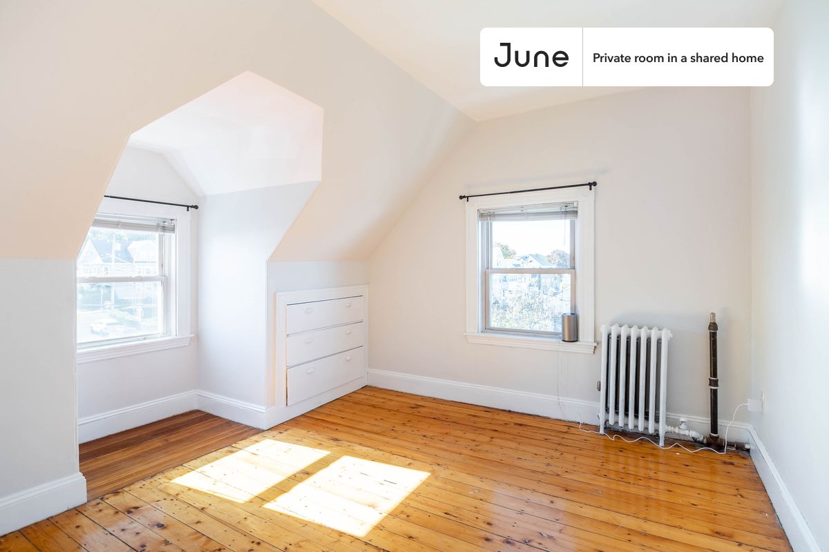 PLEASE NOTE: This is a private room in a shared apartment. You will have your own bedroom and shared common areas (kitchen, bathroom, etc.) with other residents.
Full bedroom in a 7 bedroom / 2 bathroom apartment!
Check out 3D tour now: https://jnhm.es/8bO
This Full room in Brighton is available on a 12 month lease or a flexible short term (31 to 364 days) lease. You pick your custom start and end date. Monthly rent rate is determined by furnishing preference, move-in date and move-out date. Speak to a June representative for recommendations on the best stay duration for the lowest rate, and learn more about this home on the June website: https://jnhm.es/6le
Amenities of this home: Furnished Common Areas, Wi-Fi - Paid separately (High-Speed), Guarantors Allowed, Dine in kitchen, Street parking - City permit required, Laundry in home (free), Hardwood Flooring, Microwave, Oven, Refrigerator, also, this unit is conveniently located, several local parks, restaurants and bars are just minutes away.
About June Homes: Welcome to the easiest rental experience of your life. Rent furnished or unfurnished apartments on a 12 month lease or a flexible short term (31 to 364 days). As a resident, you’ll have access to 24/7 support and monthly cleanings of the home’s shared spaces. Sign up now to apply online for your next home with June: https://jnhm.es/sign-roomi
Brokers welcome! Contact us for more details.
Interested? Kindly note that the minimum stay duration would be 31 days.
Use this listing ID when speaking to June team: #1517 D