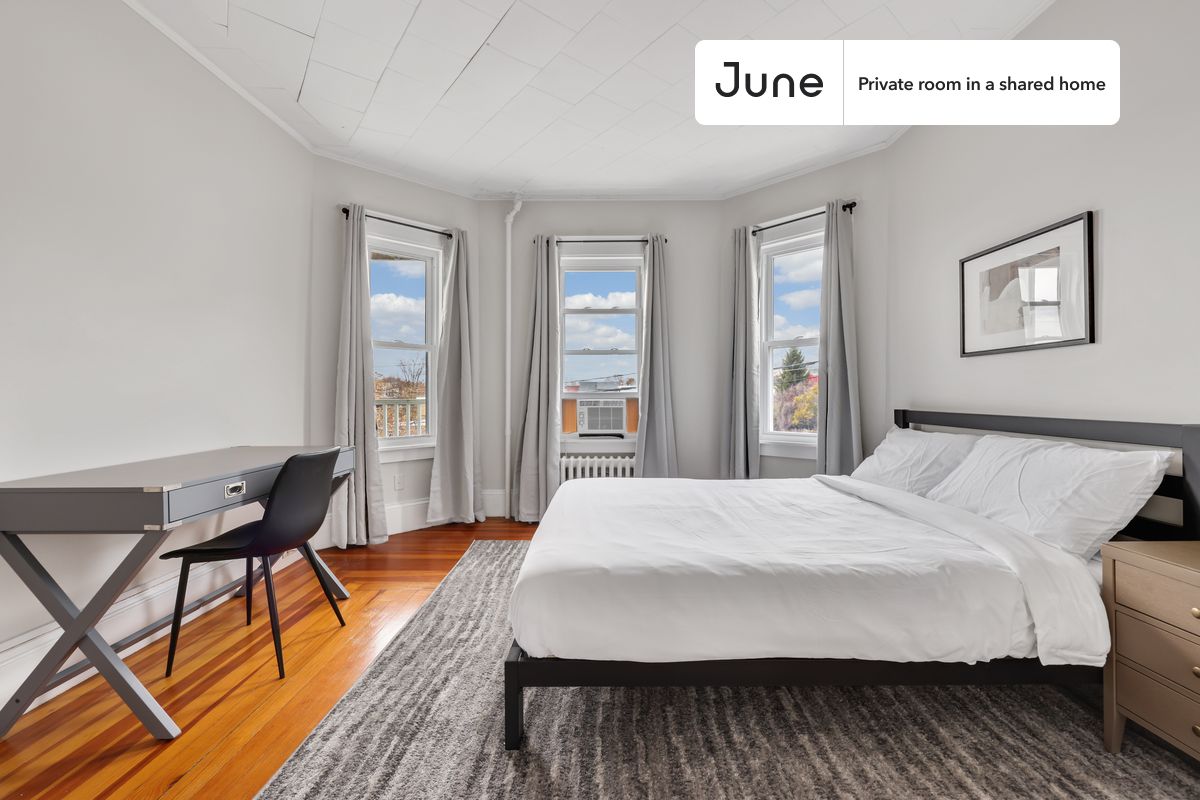 

PLEASE NOTE: This is a private room in a shared apartment. You will have your own bedroom and shared common areas (kitchen, bathroom, etc.) with other residents.

Queen bedroom in a 3 bedroom / 1 bathroom apartment!

Check out 3D tour now:  https://jnhm.es/Yp

This  Queen room in Somerville  is available on a 12 month lease or a flexible short term (31 to 364 days) lease. You pick your custom start and end date. Monthly rent rate is determined by furnishing preference, move-in date and move-out date. Speak to a June representative for recommendations on the best stay duration for the lowest rate, and learn more about this home on the June website:  https://jnhm.es/5N4

Amenities of this home:   Dishwasher,    Furnished Common Areas,    Wi-Fi - Paid separately (High-Speed),    Guarantors Allowed,       32-inch Flat-Screen TV,       Paid parking,    Hardwood Flooring,    Microwave,    Oven,    Refrigerator,   also, this unit is conveniently located, several local parks, restaurants and bars are just minutes away.

About June Homes: Welcome to the easiest rental experience of your life. Rent furnished or unfurnished apartments on a 12 month lease or a flexible short term (31 to 364 days). As a resident, you’ll have access to 24/7 support and monthly cleanings of the home’s shared spaces. Sign up now to apply online for your next home with June: https://jnhm.es/sign-roomi

Brokers welcome! Contact us for more details.

Interested? Kindly note that the minimum stay duration would be 31 days. 

Use this listing ID when speaking to June team:  #816 A