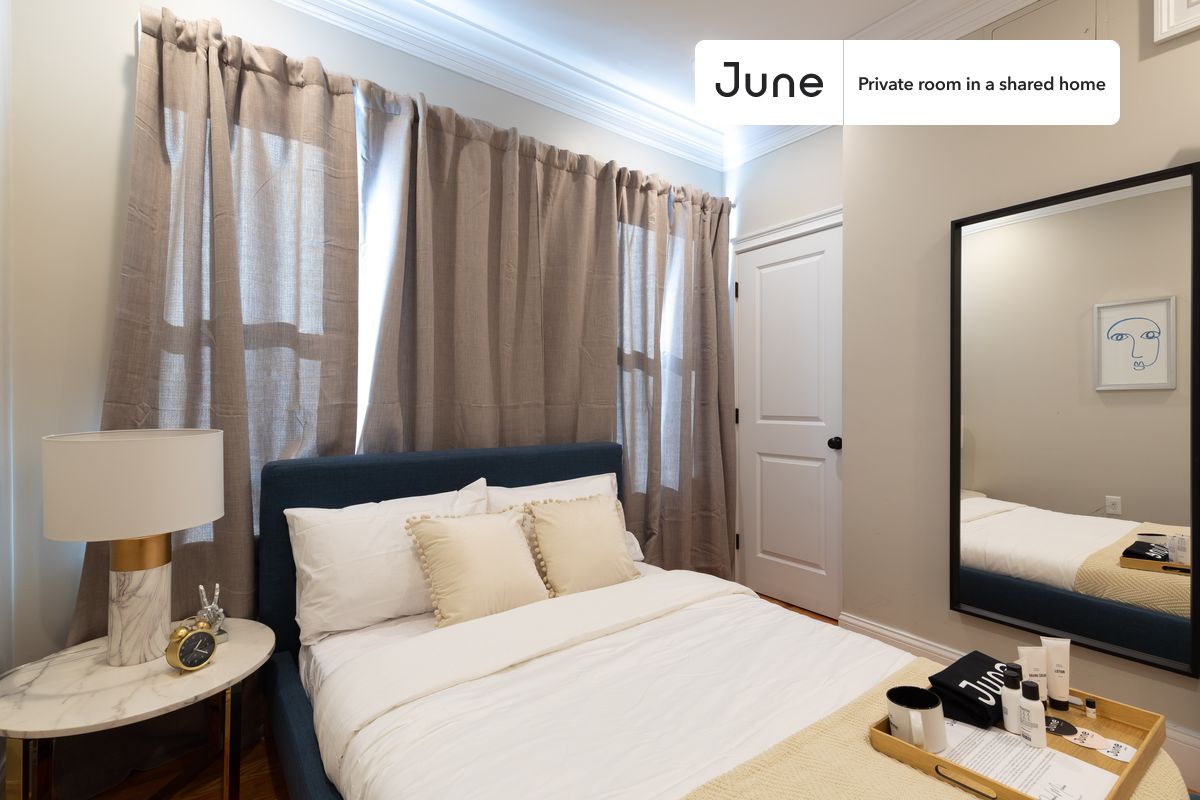 

PLEASE NOTE: This is a private room in a shared apartment. You will have your own bedroom and shared common areas (kitchen, bathroom, etc.) with other residents.

Full bedroom in a 3 bedroom / 1 bathroom apartment!

Check out 3D tour now:  https://jnhm.es/P8

This  Full room in North End  is available on a 12 month lease or a flexible short term (31 to 364 days) lease. You pick your custom start and end date. Monthly rent rate is determined by furnishing preference, move-in date and move-out date. Speak to a June representative for recommendations on the best stay duration for the lowest rate, and learn more about this home on the June website:  https://jnhm.es/Gm

Amenities of this home:   Dishwasher,    Furnished Common Areas,    Wi-Fi - Paid separately (High-Speed),    Guarantors Allowed,       32-inch Flat-Screen TV,    Dining area,    Street parking - City permit required,       Smart lock,    Hardwood Flooring,    Microwave,    Oven,    Refrigerator,    Air Conditioning | HVAC,   also, this unit is conveniently located, several local parks, restaurants and bars are just minutes away.

About June Homes: Welcome to the easiest rental experience of your life. Rent furnished or unfurnished apartments on a 12 month lease or a flexible short term (31 to 364 days). As a resident, you’ll have access to 24/7 support and monthly cleanings of the home’s shared spaces. Sign up now to apply online for your next home with June: https://jnhm.es/sign-roomi

Brokers welcome! Contact us for more details.

Interested? Kindly note that the minimum stay duration would be 31 days. 

Use this listing ID when speaking to June team:  #277 A