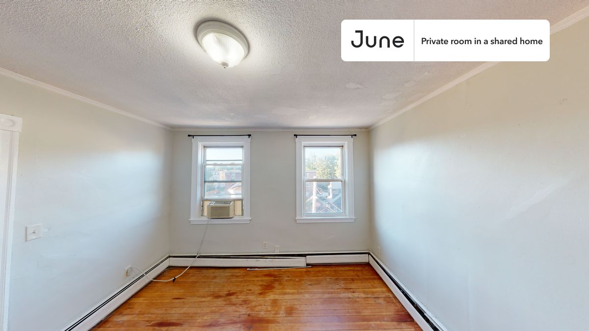 

PLEASE NOTE: This is a private room in a shared apartment. You will have your own bedroom and shared common areas (kitchen, bathroom, etc.) with other residents.

Queen bedroom in a 5 bedroom / 2 bathroom apartment!

Check out 3D tour now:  https://jnhm.es/899

This  Queen room in Allston  is available on a 12 month lease or a flexible short term (31 to 364 days) lease. You pick your custom start and end date. Monthly rent rate is determined by furnishing preference, move-in date and move-out date. Speak to a June representative for recommendations on the best stay duration for the lowest rate, and learn more about this home on the June website:  https://jnhm.es/67T

Amenities of this home:   Dishwasher,    Furnished Common Areas,    Wi-Fi - Paid separately (High-Speed),    Guarantors Allowed,       32-inch Flat-Screen TV,       Street parking - City permit required,    Living area,    Hardwood Flooring,    Microwave,    Oven,    Refrigerator,   also, this unit is conveniently located, several local parks, restaurants and bars are just minutes away.

About June Homes: Welcome to the easiest rental experience of your life. Rent furnished or unfurnished apartments on a 12 month lease or a flexible short term (31 to 364 days). As a resident, you’ll have access to 24/7 support and monthly cleanings of the home’s shared spaces. Sign up now to apply online for your next home with June: https://jnhm.es/sign-roomi

Brokers welcome! Contact us for more details.

Interested? Kindly note that the minimum stay duration would be 31 days. 

Use this listing ID when speaking to June team:  #1234 B