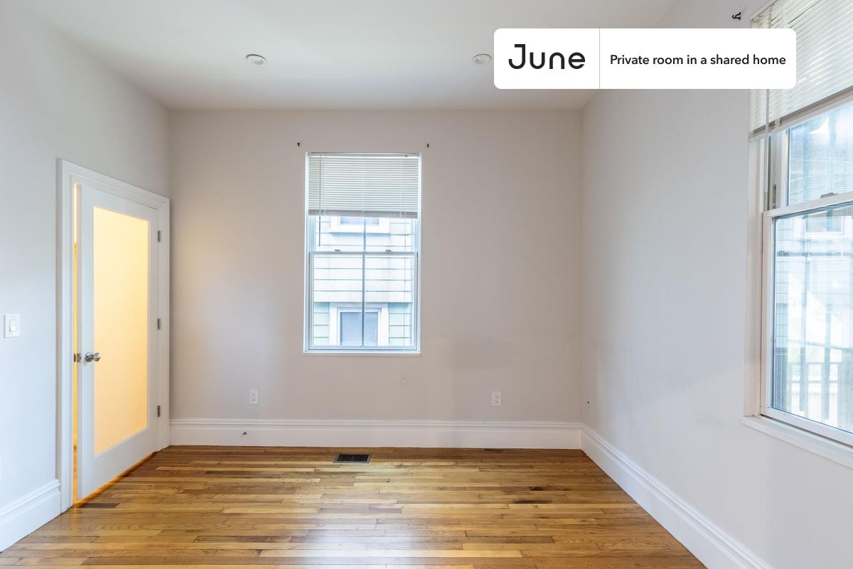Move-In Ready Home with 30% Off Furnishing Fee. Apply Now!

Queen bedroom in a 6 bedroom / 3 bathroom apartment!

Check out 3D tour now:  https://jnhm.es/8b8

This  Queen room in Mission Hill  is available on a flexible 1-18 month lease. Monthly rent rate is determined by furnishing preference, move-in date and move-out date. Speak to a June representative for recommendations on the best stay duration for the lowest rate, and learn more about this home on the June website:  https://jnhm.es/5YS

Amenities of this home:   Dishwasher,    Furnished Common Areas,    Wi-Fi - Paid separately (High-Speed),    Guarantors Allowed,       32-inch Flat-Screen TV,    Dine in kitchen,       Street parking,    Laundry in home (free),    Living area,    Hardwood Flooring,    Microwave,    Oven,    Refrigerator,   also, this unit is conveniently located, several local parks, restaurants and bars are just minutes away.

About June Homes: Welcome to the easiest rental experience of your life. Rent furnished or unfurnished apartments for 1 - 18 months, bypass hidden costs and broker fees and enjoy an easy move-in. As a resident, you’ll have access to 24/7 support and monthly cleanings of the home’s shared spaces. Sign up now to apply online for your next home with June: https://jnhm.es/sign-roomi

Interested? Kindly note that the minimum stay duration would be 31 days. 

Use this listing ID when speaking to June team:  #1035 B