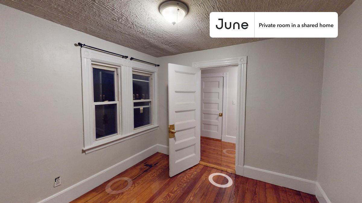 

PLEASE NOTE: This is a private room in a shared apartment. You will have your own bedroom and shared common areas (kitchen, bathroom, etc.) with other residents.

Queen bedroom in a 6 bedroom / 2 bathroom apartment!

Check out 3D tour now:  https://jnhm.es/89Q

This  Queen room in Allston  is available on a 12 month lease or a flexible short term (31 to 364 days) lease. You pick your custom start and end date. Monthly rent rate is determined by furnishing preference, move-in date and move-out date. Speak to a June representative for recommendations on the best stay duration for the lowest rate, and learn more about this home on the June website:  https://jnhm.es/680

Amenities of this home:   Dishwasher,    Furnished Common Areas,    Wi-Fi - Paid separately (High-Speed),    Guarantors Allowed,       32-inch Flat-Screen TV,    Dining area,       Laundry - Paid separately (in building),    Living area,    Parking Spot (Paid separately),    Hardwood Flooring,    Microwave,    Oven,    Refrigerator,   also, this unit is conveniently located, several local parks, restaurants and bars are just minutes away.

About June Homes: Welcome to the easiest rental experience of your life. Rent furnished or unfurnished apartments on a 12 month lease or a flexible short term (31 to 364 days). As a resident, you’ll have access to 24/7 support and monthly cleanings of the home’s shared spaces. Sign up now to apply online for your next home with June: https://jnhm.es/sign-roomi

Brokers welcome! Contact us for more details.

Interested? Kindly note that the minimum stay duration would be 31 days. 

Use this listing ID when speaking to June team:  #1235 D
