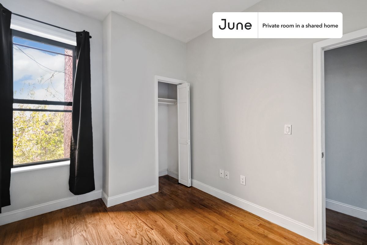 PLEASE NOTE: This is a private room in a shared apartment. You will have your own bedroom and shared common areas (kitchen, bathroom, etc.) with other residents.
Full bedroom in a 4 bedroom / 1 bathroom apartment!
Check out 3D tour now: https://jnhm.es/10H
This Full room in Crown Heights is available on a 12 month lease or a flexible short term (31 to 364 days) lease. You pick your custom start and end date. Monthly rent rate is determined by furnishing preference, move-in date and move-out date. Speak to a June representative for recommendations on the best stay duration for the lowest rate, and learn more about this home on the June website: https://jnhm.es/5Up
Amenities of this home: Dishwasher, Bike room, Furnished Common Areas, Wi-Fi - Paid separately (High-Speed), Guarantors Allowed, 32-inch Flat-Screen TV, Central AC (Common space), Street parking - City permit required, Laundry - Paid separately (in building), Hardwood Flooring, Microwave, Oven, Refrigerator, also, this unit is conveniently located, several local parks, restaurants and bars are just minutes away.
About June Homes: Welcome to the easiest rental experience of your life. Rent furnished or unfurnished apartments on a 12 month lease or a flexible short term (31 to 364 days). As a resident, you’ll have access to 24/7 support and monthly cleanings of the home’s shared spaces. Sign up now to apply online for your next home with June: https://jnhm.es/sign-roomi
Brokers welcome! Contact us for more details.
Interested? Use this listing ID when speaking to June team: #959 C