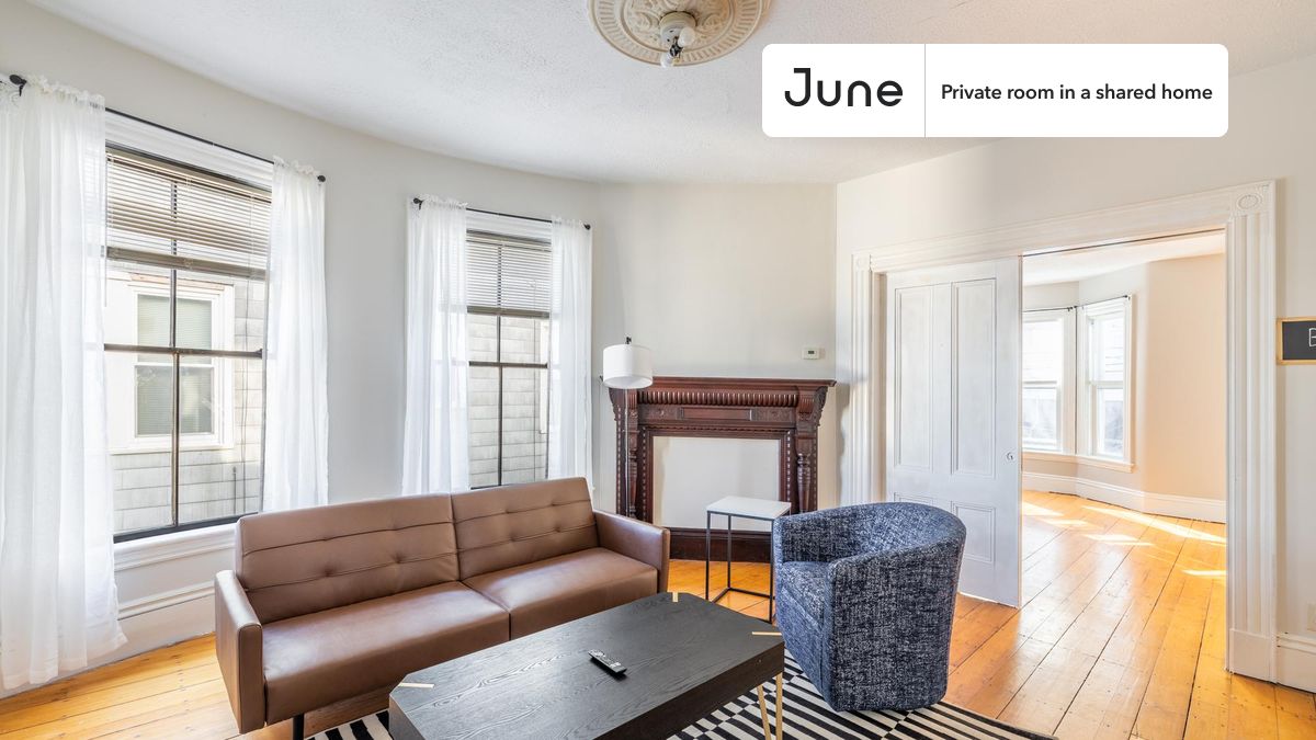 Queen bedroom in a 2 bedroom / 1 bathroom apartment!
Check out 3D tour now: https://jnhm.es/8cx
This Queen room in Somerville is available on a flexible 1-18 month lease. Monthly rent rate is determined by furnishing preference, move-in date and move-out date. Speak to a June representative for recommendations on the best stay duration for the lowest rate, and learn more about this home on the June website: https://jnhm.es/6r1
Amenities of this home: Furnished Common Areas, Wi-Fi - Paid separately (High-Speed), Guarantors Allowed, Decorative fireplace, 32-inch Flat-Screen TV, Dining area, Street parking, Living area, Hardwood Flooring, Microwave, Oven, Refrigerator, also, this unit is conveniently located, several local parks, restaurants and bars are just minutes away.
About June Homes: Welcome to the easiest rental experience of your life. Rent furnished or unfurnished apartments for 1 - 18 months, bypass hidden costs and broker fees and enjoy an easy move-in. As a resident, you’ll have access to 24/7 support and monthly cleanings of the home’s shared spaces. Sign up now to apply online for your next home with June: https://jnhm.es/sign-roomi
Interested? Kindly note that the minimum stay duration would be 31 days.
Use this listing ID when speaking to June team: #1643 B