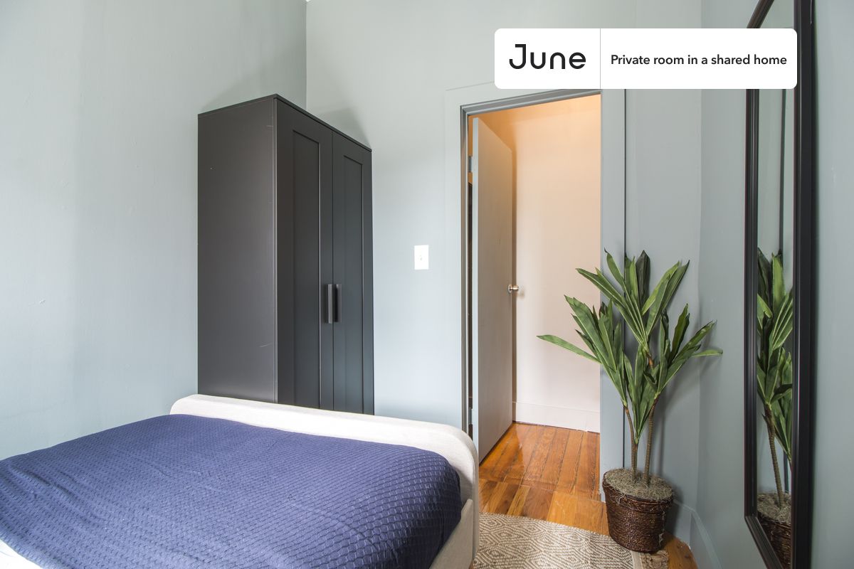 

PLEASE NOTE: This is a private room in a shared apartment. You will have your own bedroom and shared common areas (kitchen, bathroom, etc.) with other residents.

Full bedroom in a 3 bedroom / 1 bathroom apartment!

Check out 3D tour now:  https://jnhm.es/QO

This  Full room in East Village  is available on a 12 month lease or a flexible short term (31 to 364 days) lease. You pick your custom start and end date. Monthly rent rate is determined by furnishing preference, move-in date and move-out date. Speak to a June representative for recommendations on the best stay duration for the lowest rate, and learn more about this home on the June website:  https://jnhm.es/Lt

Amenities of this home:   Dishwasher,    Furnished Common Areas,    Wi-Fi - Paid separately (High-Speed),    Guarantors Allowed,       32-inch Flat-Screen TV,       Smart lock,    Hardwood Flooring,    Microwave,    Oven,    Refrigerator,   also, this unit is conveniently located, several local parks, restaurants and bars are just minutes away.

About June Homes: Welcome to the easiest rental experience of your life. Rent furnished or unfurnished apartments on a 12 month lease or a flexible short term (31 to 364 days). As a resident, you’ll have access to 24/7 support and monthly cleanings of the home’s shared spaces. Sign up now to apply online for your next home with June: https://jnhm.es/sign-roomi

Brokers welcome! Contact us for more details.

Interested? Use this listing ID when speaking to June team:  #364 C