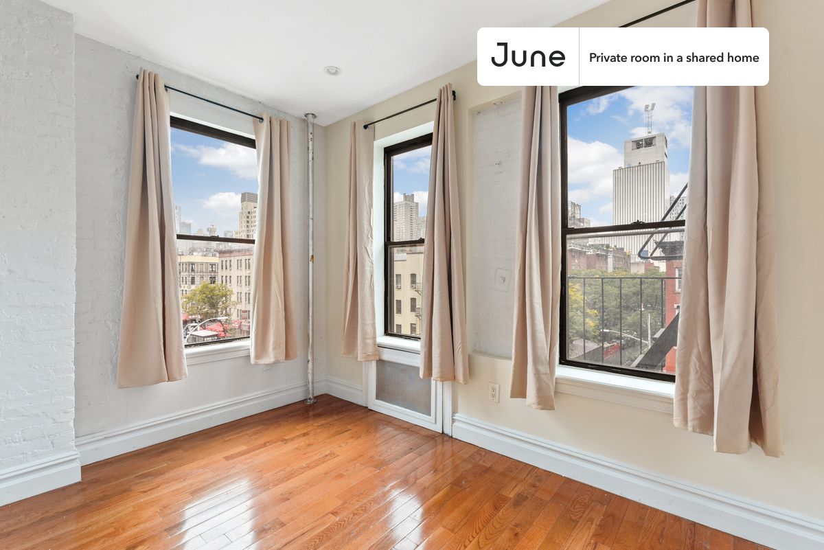 Move-In Ready Home with 30% Off Furnishing Fee. Apply Now!
Queen bedroom in a 2 bedroom / 1 bathroom apartment!
Check out 3D tour now: https://jnhm.es/Wj
This Queen room in Columbus Circle is available on a flexible 1-18 month lease. Monthly rent rate is determined by furnishing preference, move-in date and move-out date. Speak to a June representative for recommendations on the best stay duration for the lowest rate, and learn more about this home on the June website: https://jnhm.es/5Jf
Amenities of this home: Laundry in home (free), Window AC (Common space), Guarantors Allowed, Wi-Fi - Paid separately (High-Speed), Furnished Common Areas, Dishwasher, Wall-Mounted TV, Hardwood Flooring, Microwave, Oven, Refrigerator, also, this unit is conveniently located, several local parks, restaurants and bars are just minutes away.
About June Homes: Welcome to the easiest rental experience of your life. Rent furnished or unfurnished apartments for 1 - 18 months, bypass hidden costs and broker fees and enjoy an easy move-in. As a resident, you’ll have access to 24/7 support and monthly cleanings of the home’s shared spaces. Sign up now to apply online for your next home with June: https://jnhm.es/sign-roomi
Interested? Use this listing ID when speaking to June team: #737 A