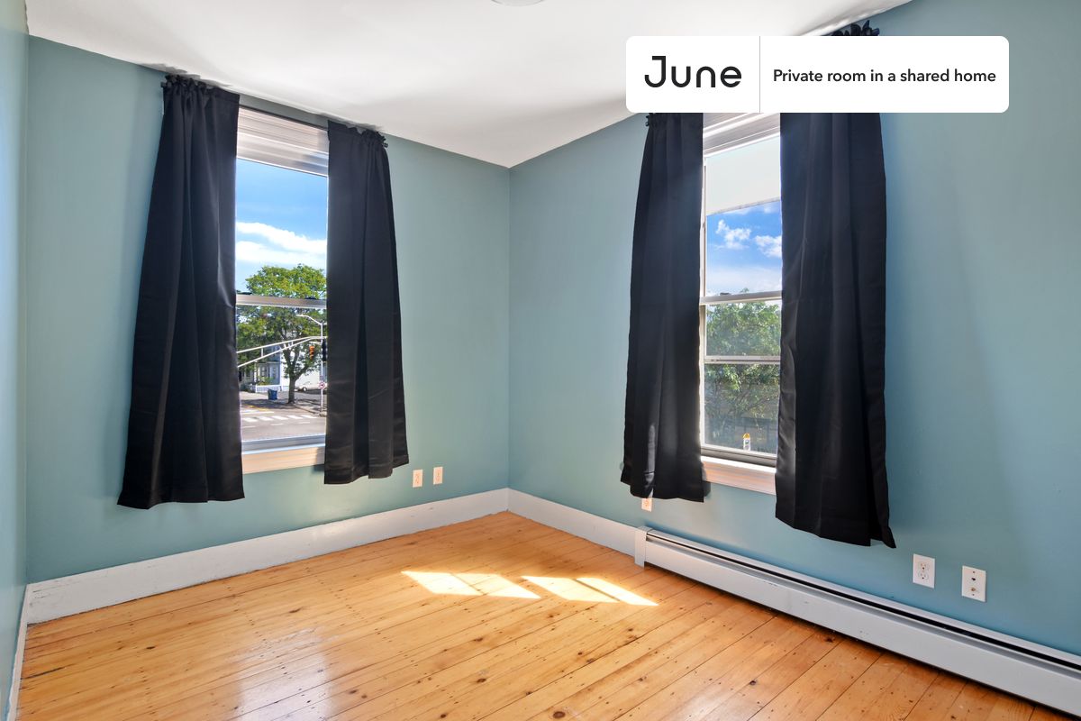 

PLEASE NOTE: This is a private room in a shared apartment. You will have your own bedroom and shared common areas (kitchen, bathroom, etc.) with other residents.

Queen bedroom in a 4 bedroom / 2 bathroom apartment!

Check out 3D tour now:  https://jnhm.es/UY

This  Queen room in Central Square (Cambridge)  is available on a 12 month lease or a flexible short term (31 to 364 days) lease. You pick your custom start and end date. Monthly rent rate is determined by furnishing preference, move-in date and move-out date. Speak to a June representative for recommendations on the best stay duration for the lowest rate, and learn more about this home on the June website:  https://jnhm.es/5CF

Amenities of this home:   Dishwasher,    Furnished Common Areas,    Wi-Fi - Paid separately (High-Speed),    Guarantors Allowed,       32-inch Flat-Screen TV,       Street parking - City permit required,    Laundry - Paid separately (in building),    Front porch,    Hardwood Flooring,    Microwave,    Oven,    Refrigerator,   also, this unit is conveniently located, several local parks, restaurants and bars are just minutes away.

About June Homes: Welcome to the easiest rental experience of your life. Rent furnished or unfurnished apartments on a 12 month lease or a flexible short term (31 to 364 days). As a resident, you’ll have access to 24/7 support and monthly cleanings of the home’s shared spaces. Sign up now to apply online for your next home with June: https://jnhm.es/sign-roomi

Brokers welcome! Contact us for more details.

Interested? Kindly note that the minimum stay duration would be 31 days. 

Use this listing ID when speaking to June team:  #588 B