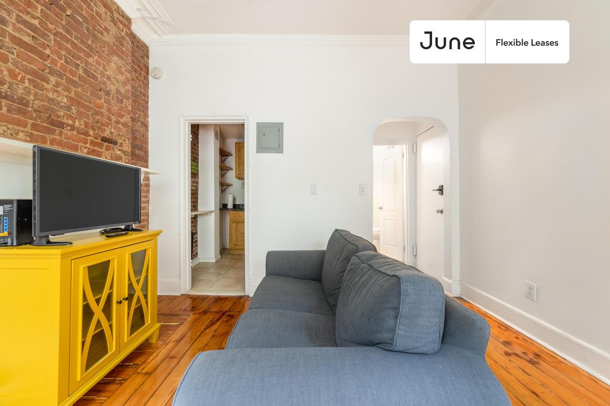 Limited time offer! Get $100 off your next rent with code SUMMER100. Mention it to our team!
1 bedroom in Fort Greene on flexible lease terms.
Check out 3D tour now: https://jnhm.es/88u
This 1 bedroom apartment on the Fort Greene is available on a 12 month lease or a flexible short term (31 to 364 days) lease. You pick your custom start and end date. Monthly rent rate is determined by furnishing preference, move-in date and move-out date. Speak to a June representative for recommendations on the best stay duration for the lowest rate, and learn more about this home on the June website: https://jnhm.es/6gC
Amenities of this home: Wi-Fi - Paid separately (High-Speed), Guarantors Allowed, 32-inch Flat-Screen TV, Couple-Friendly, Full bed, Hardwood Flooring, Microwave, Oven, Refrigerator, also, this unit is conveniently located, several local parks, restaurants and bars are just minutes away.
About June Homes: Welcome to the easiest rental experience of your life. Rent furnished or unfurnished apartments on a 12 month lease or a flexible short term (31 to 364 days). As a resident, you’ll have access to 24/7 support and monthly cleanings of the home’s shared spaces. Sign up now to apply online for your next home with June: https://jnhm.es/sign-roomi
Brokers accepted. 5% commission on rent.
Interested? Use this listing ID when speaking to June team: #1411