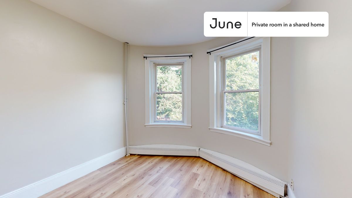 

PLEASE NOTE: This is a private room in a shared apartment. You will have your own bedroom and shared common areas (kitchen, bathroom, etc.) with other residents.

Queen bedroom in a 5 bedroom / 2 bathroom apartment!

Check out 3D tour now:  https://jnhm.es/88M

This  Queen room in Brighton  is available on a 12 month lease or a flexible short term (31 to 364 days) lease. You pick your custom start and end date. Monthly rent rate is determined by furnishing preference, move-in date and move-out date. Speak to a June representative for recommendations on the best stay duration for the lowest rate, and learn more about this home on the June website:  https://jnhm.es/6ga

Amenities of this home:   Dishwasher,    Furnished Common Areas,    Wi-Fi - Paid separately (High-Speed),    Guarantors Allowed,       32-inch Flat-Screen TV,       Laundry in home (free),    Hardwood Flooring,    Microwave,    Oven,    Refrigerator,   also, this unit is conveniently located, several local parks, restaurants and bars are just minutes away.

About June Homes: Welcome to the easiest rental experience of your life. Rent furnished or unfurnished apartments on a 12 month lease or a flexible short term (31 to 364 days). As a resident, you’ll have access to 24/7 support and monthly cleanings of the home’s shared spaces. Sign up now to apply online for your next home with June: https://jnhm.es/sign-roomi

Brokers welcome! Contact us for more details.

Interested? Kindly note that the minimum stay duration would be 31 days. 

Use this listing ID when speaking to June team:  #1403 A