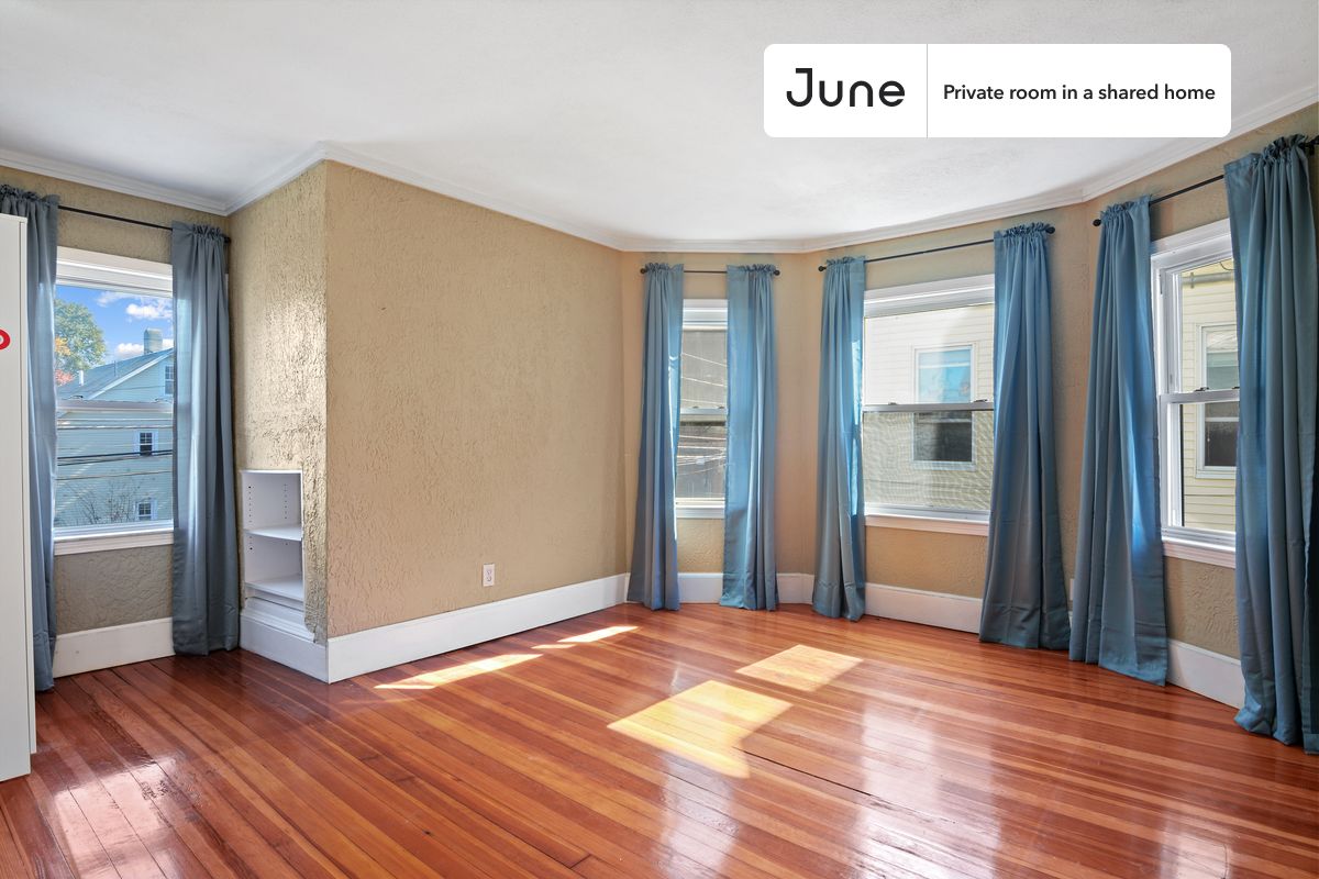 

PLEASE NOTE: This is a private room in a shared apartment. You will have your own bedroom and shared common areas (kitchen, bathroom, etc.) with other residents.

Queen bedroom in a 6 bedroom / 2 bathroom apartment!

Check out 3D tour now:  https://jnhm.es/VM

This  Queen room in Allston  is available on a 12 month lease or a flexible short term (31 to 364 days) lease. You pick your custom start and end date. Monthly rent rate is determined by furnishing preference, move-in date and move-out date. Speak to a June representative for recommendations on the best stay duration for the lowest rate, and learn more about this home on the June website:  https://jnhm.es/5IL

Amenities of this home:   Dishwasher,    Patio,    Furnished Common Areas,    Wi-Fi - Paid separately (High-Speed),    Guarantors Allowed,          Laundry - Paid separately (in building),    Driveway parking (Paid separately),    Hardwood Flooring,    Microwave,    Oven,    Refrigerator,   also, this unit is conveniently located, several local parks, restaurants and bars are just minutes away.

About June Homes: Welcome to the easiest rental experience of your life. Rent furnished or unfurnished apartments on a 12 month lease or a flexible short term (31 to 364 days). As a resident, you’ll have access to 24/7 support and monthly cleanings of the home’s shared spaces. Sign up now to apply online for your next home with June: https://jnhm.es/sign-roomi

Brokers welcome! Contact us for more details.

Interested? Kindly note that the minimum stay duration would be 31 days. 

Use this listing ID when speaking to June team:  #726 C