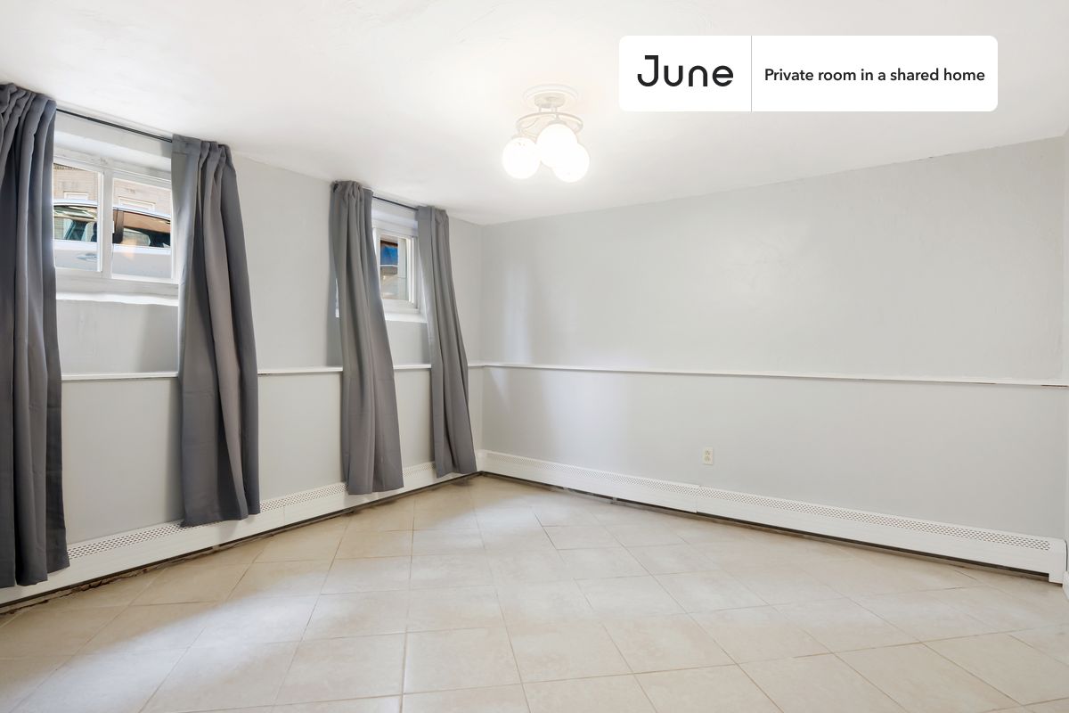 

PLEASE NOTE: This is a private room in a shared apartment. You will have your own bedroom and shared common areas (kitchen, bathroom, etc.) with other residents.

Queen bedroom in a 6 bedroom / 2 bathroom apartment!

Check out 3D tour now:  https://jnhm.es/Vg

This  Queen room in Allston  is available on a 12 month lease or a flexible short term (31 to 364 days) lease. You pick your custom start and end date. Monthly rent rate is determined by furnishing preference, move-in date and move-out date. Speak to a June representative for recommendations on the best stay duration for the lowest rate, and learn more about this home on the June website:  https://jnhm.es/5Ah

Amenities of this home:      32-inch Flat-Screen TV,       Street parking - City permit required,    Laundry - Paid separately (in building),    Dishwasher,    Furnished Common Areas,    Wi-Fi - Paid separately (High-Speed),    Guarantors Allowed,    Hardwood Flooring,    Microwave,    Oven,    Refrigerator,   also, this unit is conveniently located, several local parks, restaurants and bars are just minutes away.

About June Homes: Welcome to the easiest rental experience of your life. Rent furnished or unfurnished apartments on a 12 month lease or a flexible short term (31 to 364 days). As a resident, you’ll have access to 24/7 support and monthly cleanings of the home’s shared spaces. Sign up now to apply online for your next home with June: https://jnhm.es/sign-roomi

Brokers welcome! Contact us for more details.

Interested? Kindly note that the minimum stay duration would be 31 days. 

Use this listing ID when speaking to June team:  #537 C