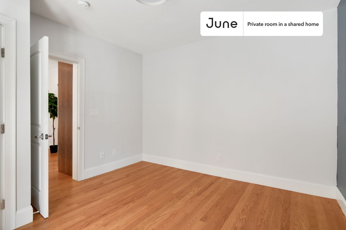 

PLEASE NOTE: This is a private room in a shared apartment. You will have your own bedroom and shared common areas (kitchen, bathroom, etc.) with other residents.

Queen bedroom in a 5 bedroom / 2 bathroom apartment!

Check out 3D tour now:  https://jnhm.es/VG

This  Queen room in Allston  is available on a 12 month lease or a flexible short term (31 to 364 days) lease. You pick your custom start and end date. Monthly rent rate is determined by furnishing preference, move-in date and move-out date. Speak to a June representative for recommendations on the best stay duration for the lowest rate, and learn more about this home on the June website:  https://jnhm.es/5GT

Amenities of this home:   Dishwasher,    Furnished Common Areas,    Wi-Fi - Paid separately (High-Speed),    Guarantors Allowed,       32-inch Flat-Screen TV,    Street parking - City permit required,    Laundry - Paid separately (in building),       Hardwood Flooring,    Microwave,    Oven,    Refrigerator,    Air Conditioning | HVAC,   also, this unit is conveniently located, several local parks, restaurants and bars are just minutes away.

About June Homes: Welcome to the easiest rental experience of your life. Rent furnished or unfurnished apartments on a 12 month lease or a flexible short term (31 to 364 days). As a resident, you’ll have access to 24/7 support and monthly cleanings of the home’s shared spaces. Sign up now to apply online for your next home with June: https://jnhm.es/sign-roomi

Brokers welcome! Contact us for more details.

Interested? Kindly note that the minimum stay duration would be 31 days. 

Use this listing ID when speaking to June team:  #680 E