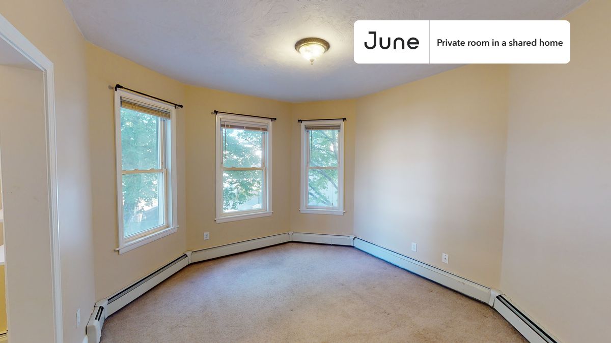 

PLEASE NOTE: This is a private room in a shared apartment. You will have your own bedroom and shared common areas (kitchen, bathroom, etc.) with other residents.

Full bedroom in a 3 bedroom / 1 bathroom apartment!

Check out 3D tour now:  https://jnhm.es/8a7

This  Full room in Central Square (Cambridge)  is available on a 12 month lease or a flexible short term (31 to 364 days) lease. You pick your custom start and end date. Monthly rent rate is determined by furnishing preference, move-in date and move-out date. Speak to a June representative for recommendations on the best stay duration for the lowest rate, and learn more about this home on the June website:  https://jnhm.es/6bd

Amenities of this home:   Dishwasher,    Furnished Common Areas,    Wi-Fi - Paid separately (High-Speed),    Guarantors Allowed,          Street parking - City permit required,    Laundry - Paid separately (in building),    Hardwood Flooring,    Microwave,    Oven,    Refrigerator,   also, this unit is conveniently located, several local parks, restaurants and bars are just minutes away.

About June Homes: Welcome to the easiest rental experience of your life. Rent furnished or unfurnished apartments on a 12 month lease or a flexible short term (31 to 364 days). As a resident, you’ll have access to 24/7 support and monthly cleanings of the home’s shared spaces. Sign up now to apply online for your next home with June: https://jnhm.es/sign-roomi

Brokers welcome! Contact us for more details.

Interested? Kindly note that the minimum stay duration would be 31 days. 

Use this listing ID when speaking to June team:  #1298 C