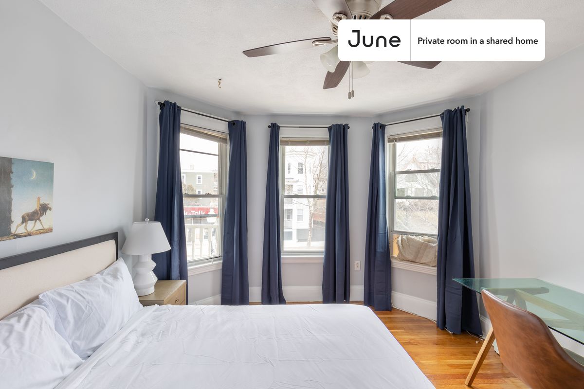 Move in with us before March 31st and stay until May 30th or later, and enjoy our limited-time discount on your first month! $200 off in BOS. Hurry up!

Queen bedroom in a 4 bedroom / 2 bathroom apartment!

Check out 3D tour now:  https://jnhm.es/10P

This  Queen room in Brighton  is available on a flexible 1-18 month lease. Monthly rent rate is determined by furnishing preference, move-in date and move-out date. Speak to a June representative for recommendations on the best stay duration for the lowest rate, and learn more about this home on the June website:  https://jnhm.es/5Tr

Amenities of this home:   Dishwasher,    Furnished Common Areas,    Wi-Fi - Paid separately (High-Speed),    Guarantors Allowed,          Street parking,    Laundry - Paid separately (in building),    Wall-Mounted TV,    Hardwood Flooring,    Microwave,    Oven,    Refrigerator,   also, this unit is conveniently located, several local parks, restaurants and bars are just minutes away.

About June Homes: Welcome to the easiest rental experience of your life. Rent furnished or unfurnished apartments for 1 - 18 months, bypass hidden costs and broker fees and enjoy an easy move-in. As a resident, you’ll have access to 24/7 support and monthly cleanings of the home’s shared spaces. Sign up now to apply online for your next home with June: https://jnhm.es/sign-roomi

Interested? Kindly note that the minimum stay duration would be 31 days. 

Use this listing ID when speaking to June team:  #941 C