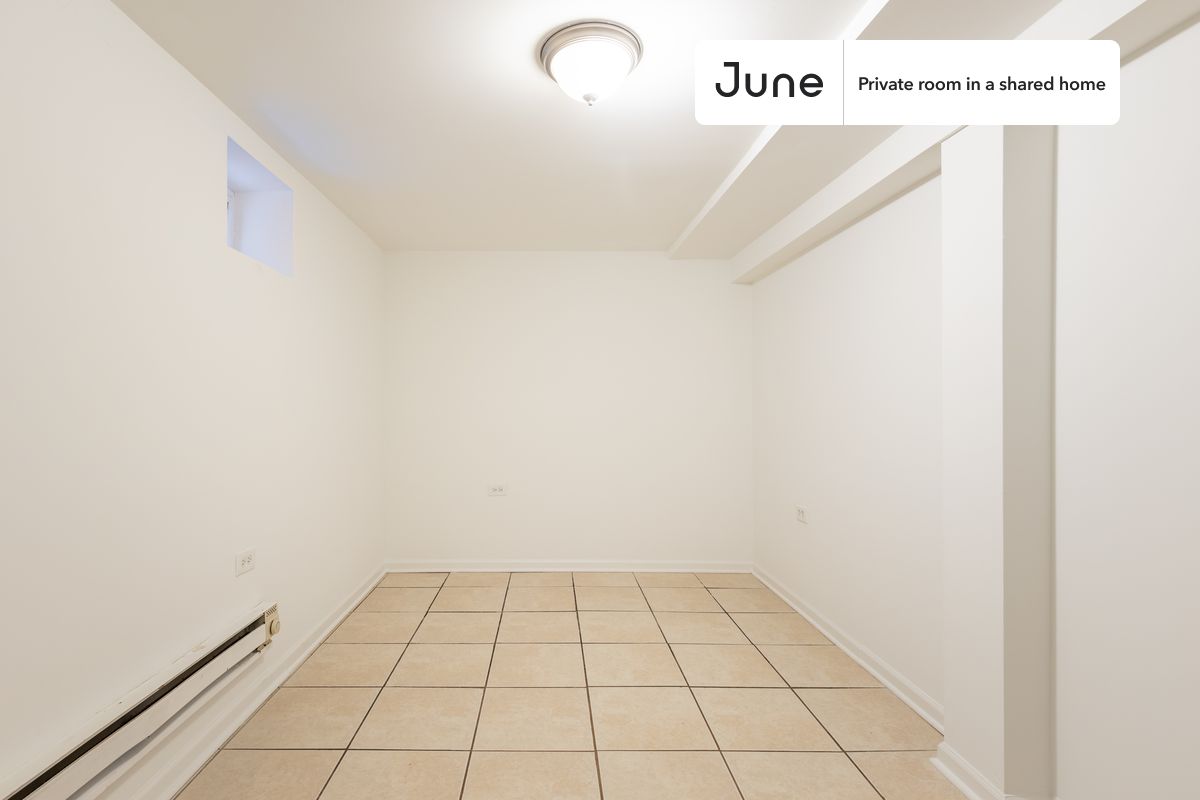 PLEASE NOTE: This is a private room in a shared apartment. You will have your own bedroom and shared common areas (kitchen, bathroom, etc.) with other residents.
Full bedroom in a 3 bedroom / 1 bathroom apartment!
Check out 3D tour now: https://jnhm.es/8cW
This Full room in Logan Square is available on a 12 month lease or a flexible short term (31 to 364 days) lease. You pick your custom start and end date. Monthly rent rate is determined by furnishing preference, move-in date and move-out date. Speak to a June representative for recommendations on the best stay duration for the lowest rate, and learn more about this home on the June website: https://jnhm.es/6sI
Amenities of this home: Furnished Common Areas, Wi-Fi - Paid separately (High-Speed), Guarantors Allowed, 32-inch Flat-Screen TV, Street parking - City permit required, Laundry - Paid separately (in building), Hardwood Flooring, Microwave, Oven, Refrigerator, also, this unit is conveniently located, several local parks, restaurants and bars are just minutes away.
About June Homes: Welcome to the easiest rental experience of your life. Rent furnished or unfurnished apartments on a 12 month lease or a flexible short term (31 to 364 days). As a resident, you’ll have access to 24/7 support and monthly cleanings of the home’s shared spaces. Sign up now to apply online for your next home with June: https://jnhm.es/sign-roomi
Brokers welcome! Contact us for more details.
Interested? Kindly note that the minimum stay duration would be 32 days.
Use this listing ID when speaking to June team: #1671 C