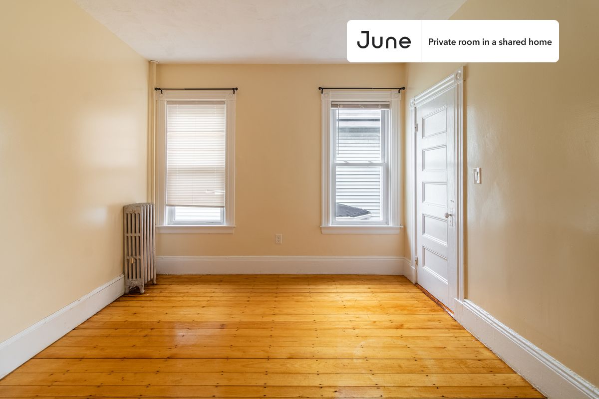 PLEASE NOTE: This is a private room in a shared apartment. You will have your own bedroom and shared common areas (kitchen, bathroom, etc.) with other residents.
Queen bedroom in a 4 bedroom / 1 bathroom apartment!
Check out 3D tour now: https://jnhm.es/85R
This Queen room in Roxbury is available on a 12 month lease or a flexible short term (31 to 364 days) lease. You pick your custom start and end date. Monthly rent rate is determined by furnishing preference, move-in date and move-out date. Speak to a June representative for recommendations on the best stay duration for the lowest rate, and learn more about this home on the June website: https://jnhm.es/6b1
Amenities of this home: Furnished Common Areas, Wi-Fi - Paid separately (High-Speed), Guarantors Allowed, 32-inch Flat-Screen TV, Street parking - City permit required, Laundry - Paid separately (in building), Hardwood Flooring, Microwave, Oven, Refrigerator, also, this unit is conveniently located, several local parks, restaurants and bars are just minutes away.
About June Homes: Welcome to the easiest rental experience of your life. Rent furnished or unfurnished apartments on a 12 month lease or a flexible short term (31 to 364 days). As a resident, you’ll have access to 24/7 support and monthly cleanings of the home’s shared spaces. Sign up now to apply online for your next home with June: https://jnhm.es/sign-roomi
Brokers welcome! Contact us for more details.
Interested? Kindly note that the minimum stay duration would be 31 days.
Use this listing ID when speaking to June team: #1295 B