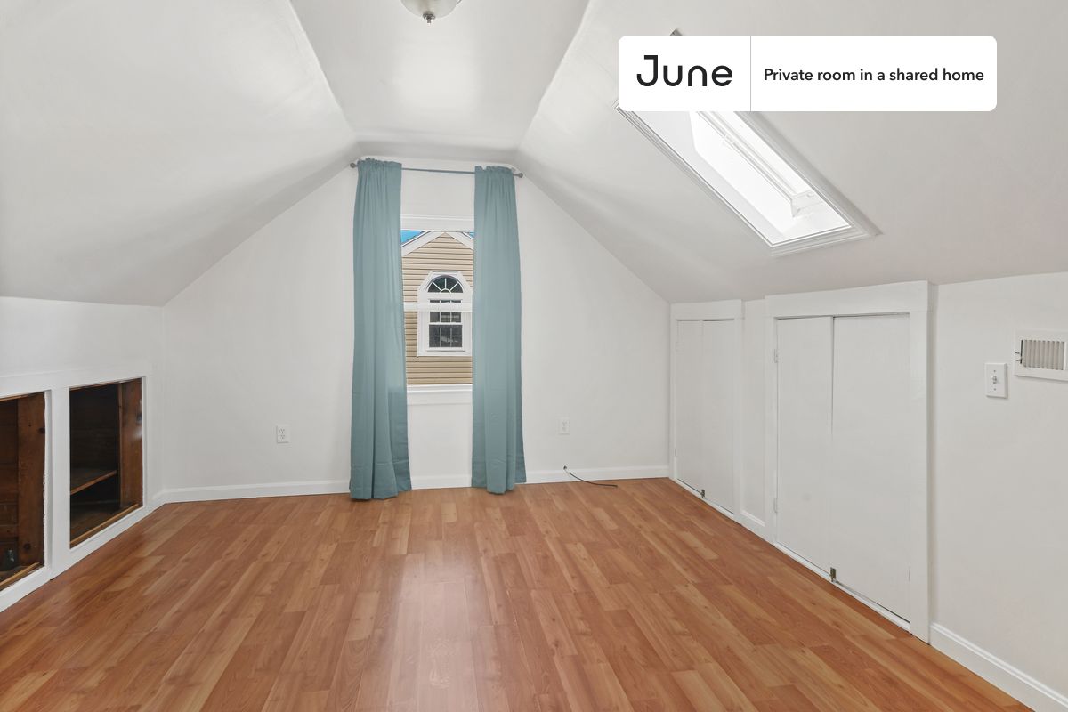 

PLEASE NOTE: This is a private room in a shared apartment. You will have your own bedroom and shared common areas (kitchen, bathroom, etc.) with other residents.

Queen bedroom in a 6 bedroom / 2 bathroom apartment!

Check out 3D tour now:  https://jnhm.es/VM

This  Queen room in Allston  is available on a 12 month lease or a flexible short term (31 to 364 days) lease. You pick your custom start and end date. Monthly rent rate is determined by furnishing preference, move-in date and move-out date. Speak to a June representative for recommendations on the best stay duration for the lowest rate, and learn more about this home on the June website:  https://jnhm.es/5II

Amenities of this home:   Dishwasher,    Patio,    Furnished Common Areas,    Wi-Fi - Paid separately (High-Speed),    Guarantors Allowed,          Laundry - Paid separately (in building),    Driveway parking (Paid separately),    Hardwood Flooring,    Microwave,    Oven,    Refrigerator,   also, this unit is conveniently located, several local parks, restaurants and bars are just minutes away.

About June Homes: Welcome to the easiest rental experience of your life. Rent furnished or unfurnished apartments on a 12 month lease or a flexible short term (31 to 364 days). As a resident, you’ll have access to 24/7 support and monthly cleanings of the home’s shared spaces. Sign up now to apply online for your next home with June: https://jnhm.es/sign-roomi

Brokers welcome! Contact us for more details.

Interested? Kindly note that the minimum stay duration would be 31 days. 

Use this listing ID when speaking to June team:  #726 F